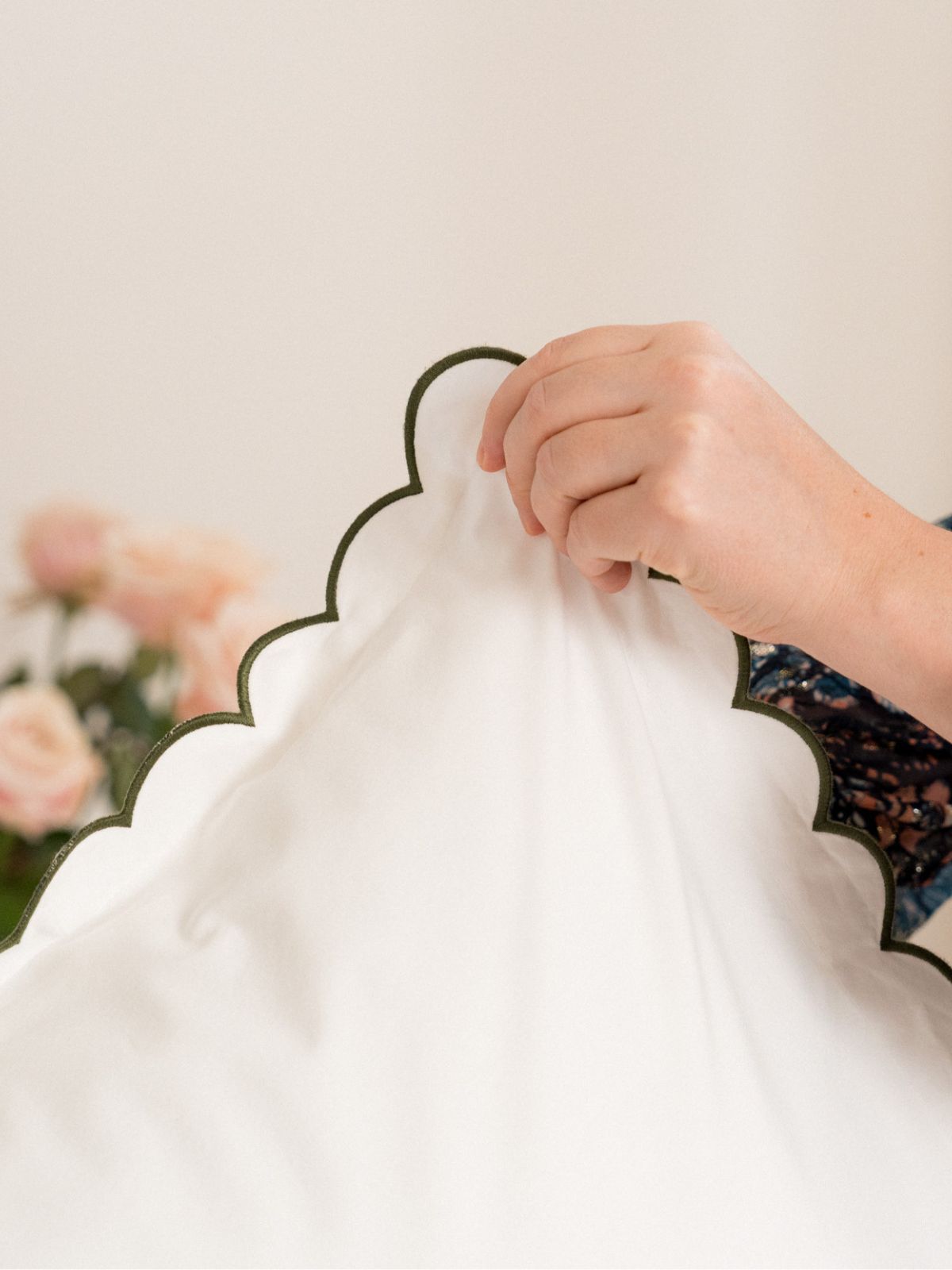 La broderie festonnée : l’élégance intemporelle du linge de lit Tomète