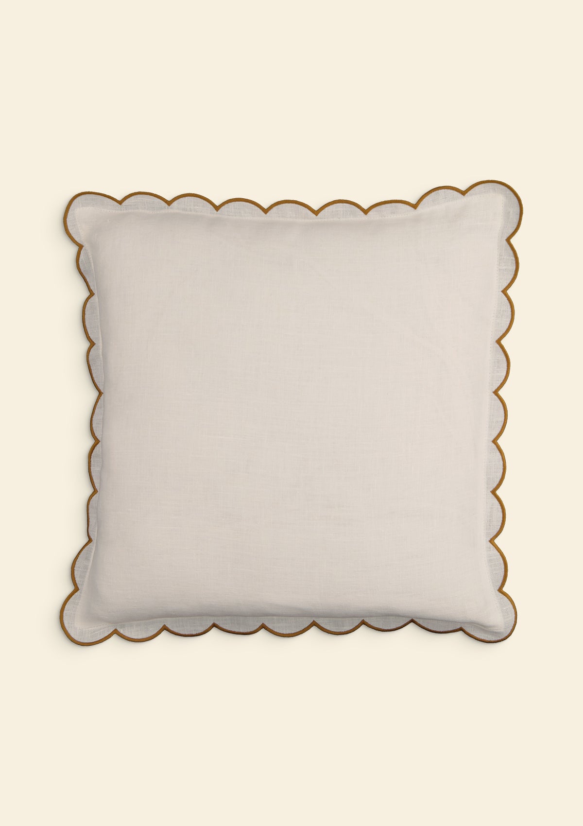 Le coussin carré en lin festonné Blanc & Ocre jaune