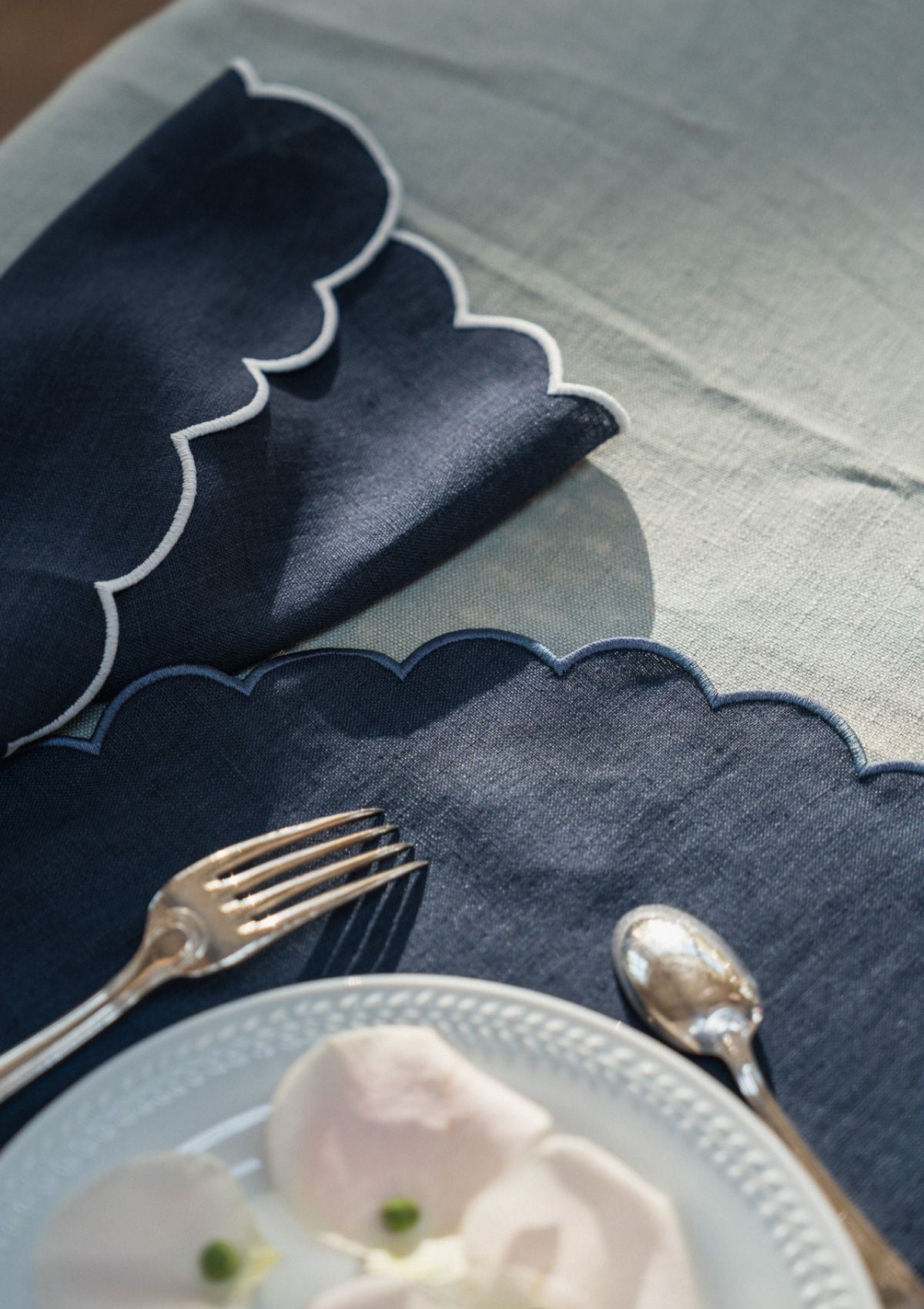 Les serviettes de table festonnées en lin Bleu ardoise & Blanc