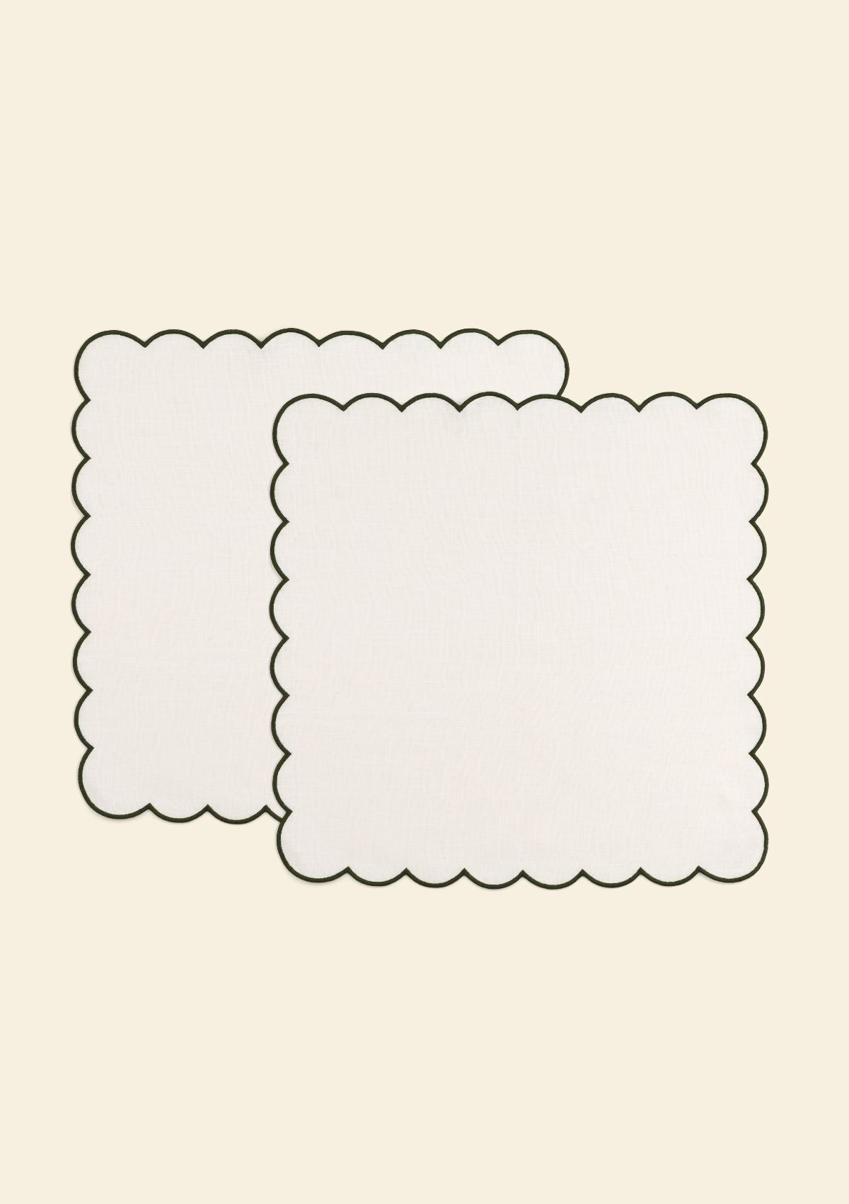 Les serviettes de table festonnées en lin Blanc & Vert forêt (lot de 2)
