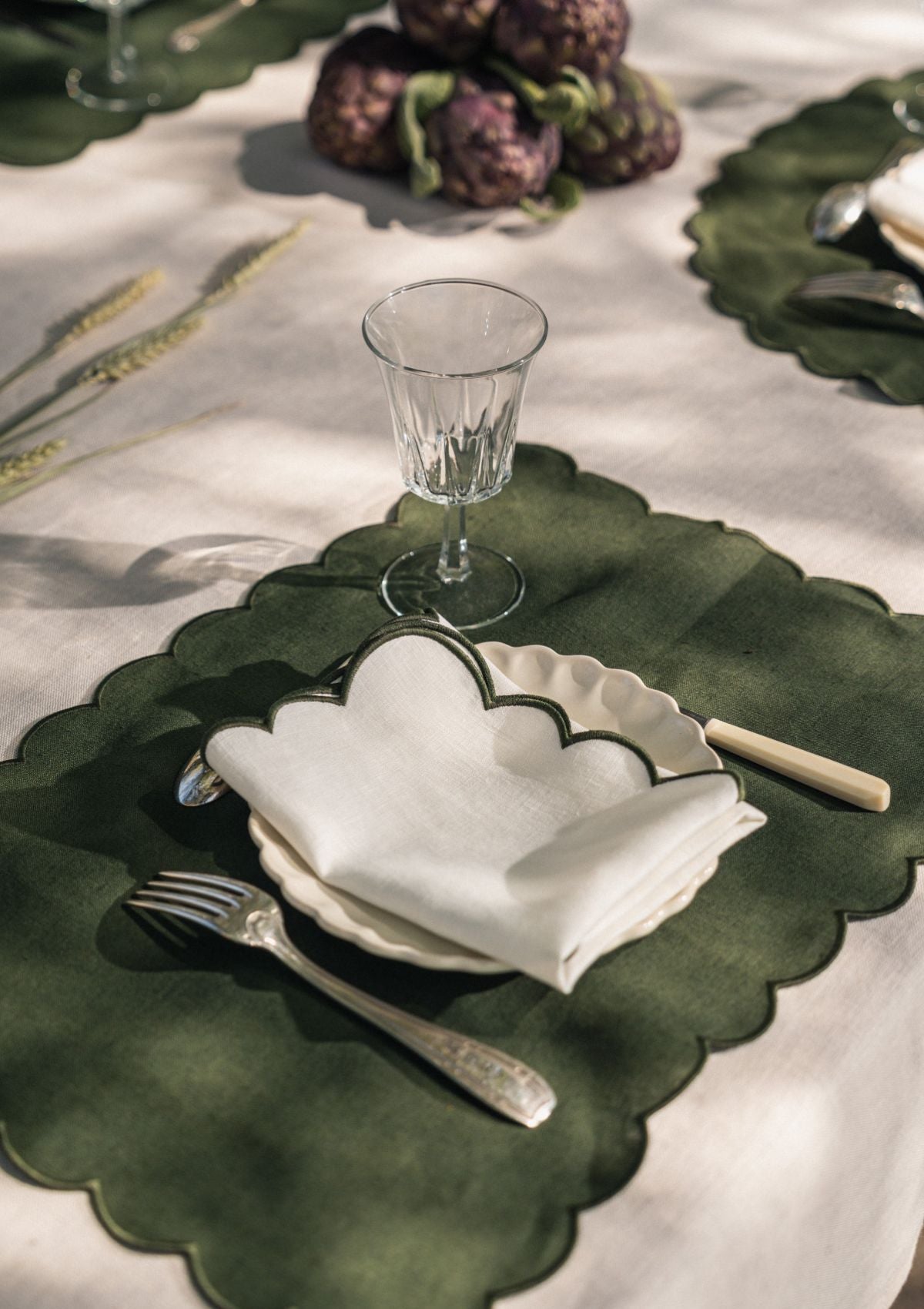 Les serviettes de table festonnées en lin Blanc & Vert forêt (lot de 2)