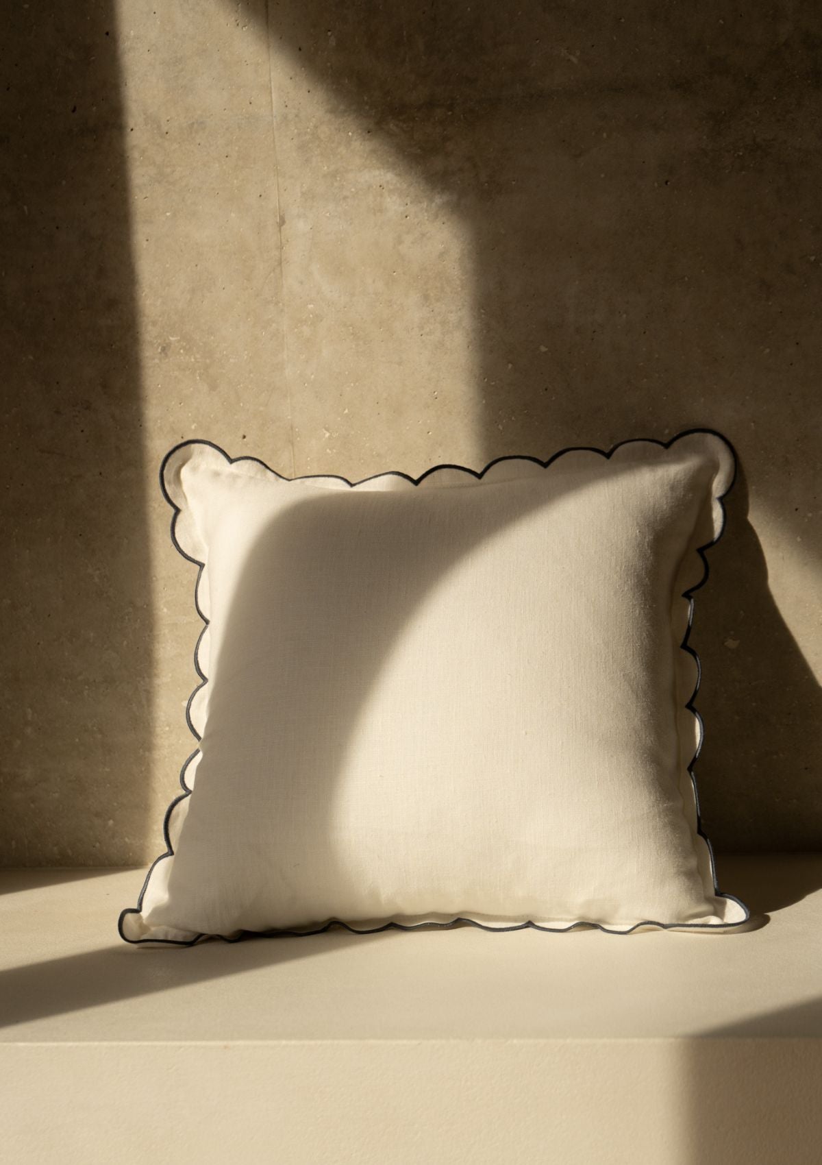 Le coussin carré en lin festonné Blanc & Bleu ardoise