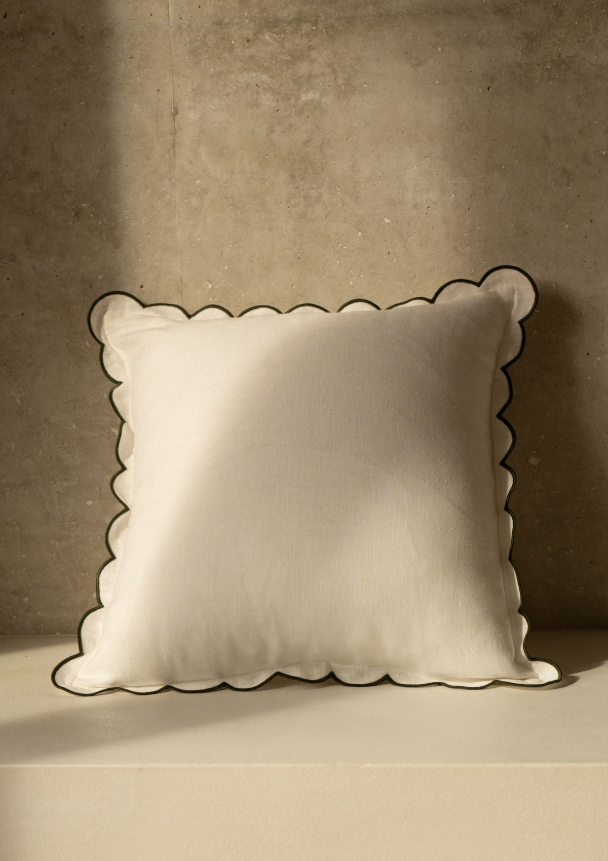 Le coussin carré en lin festonné Blanc & Vert forêt