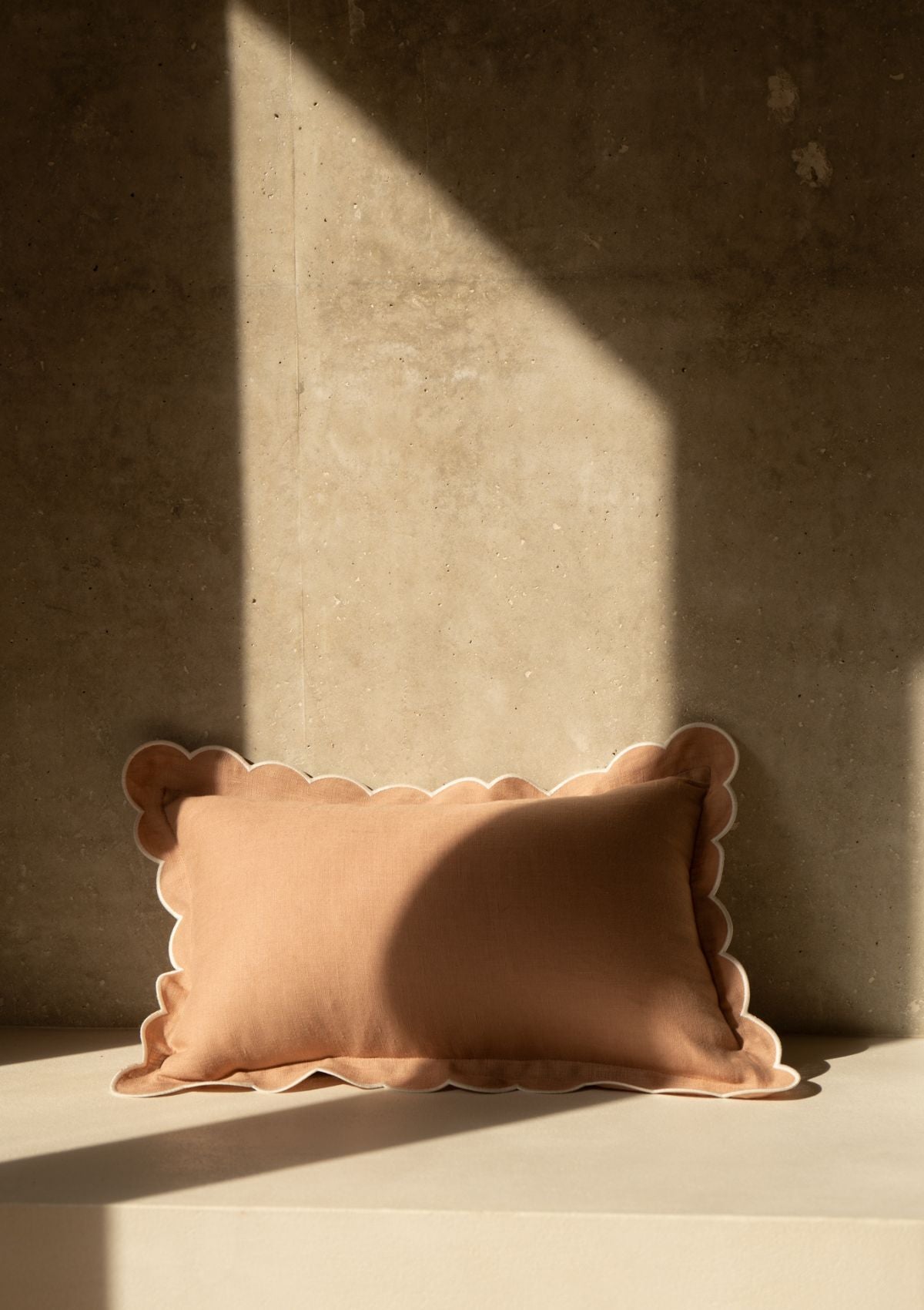 Le coussin rectangulaire en lin festonné Rose poudré & Blanc