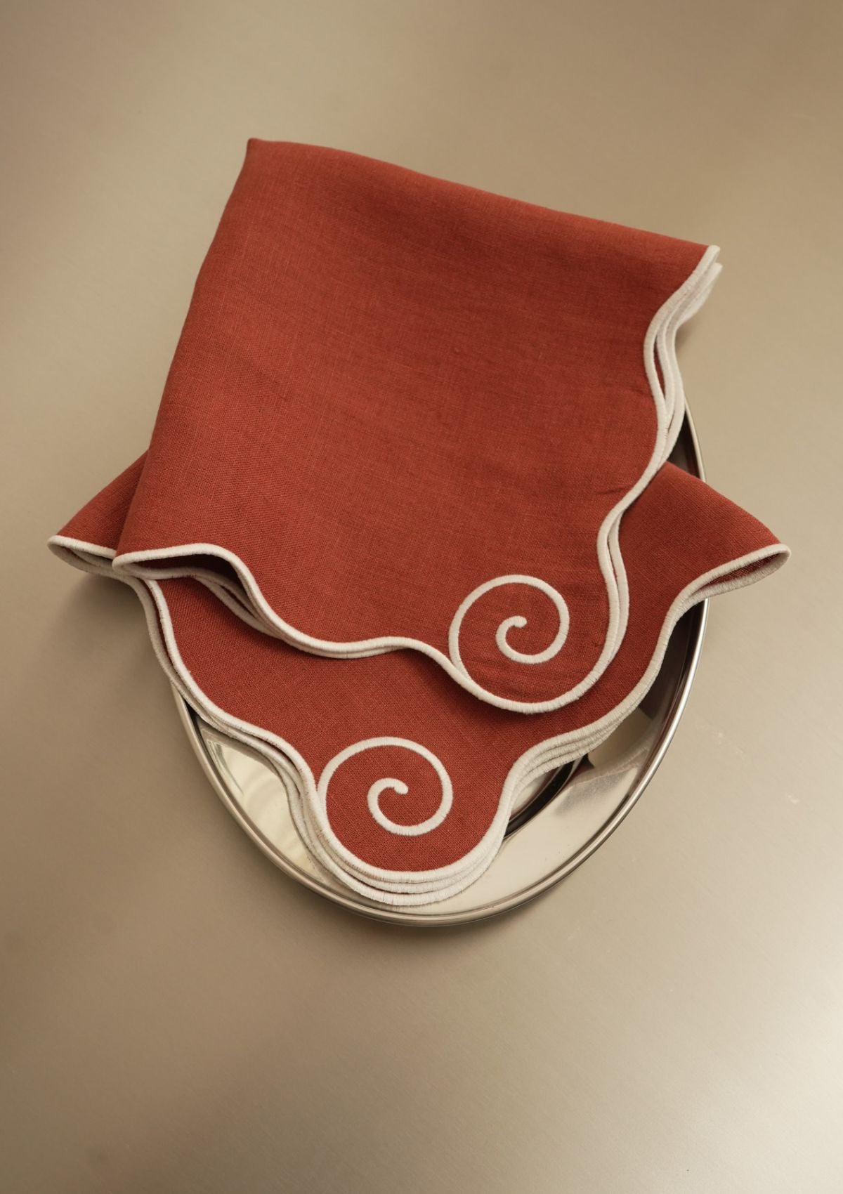 Volute Tomette & White Linen Napkin