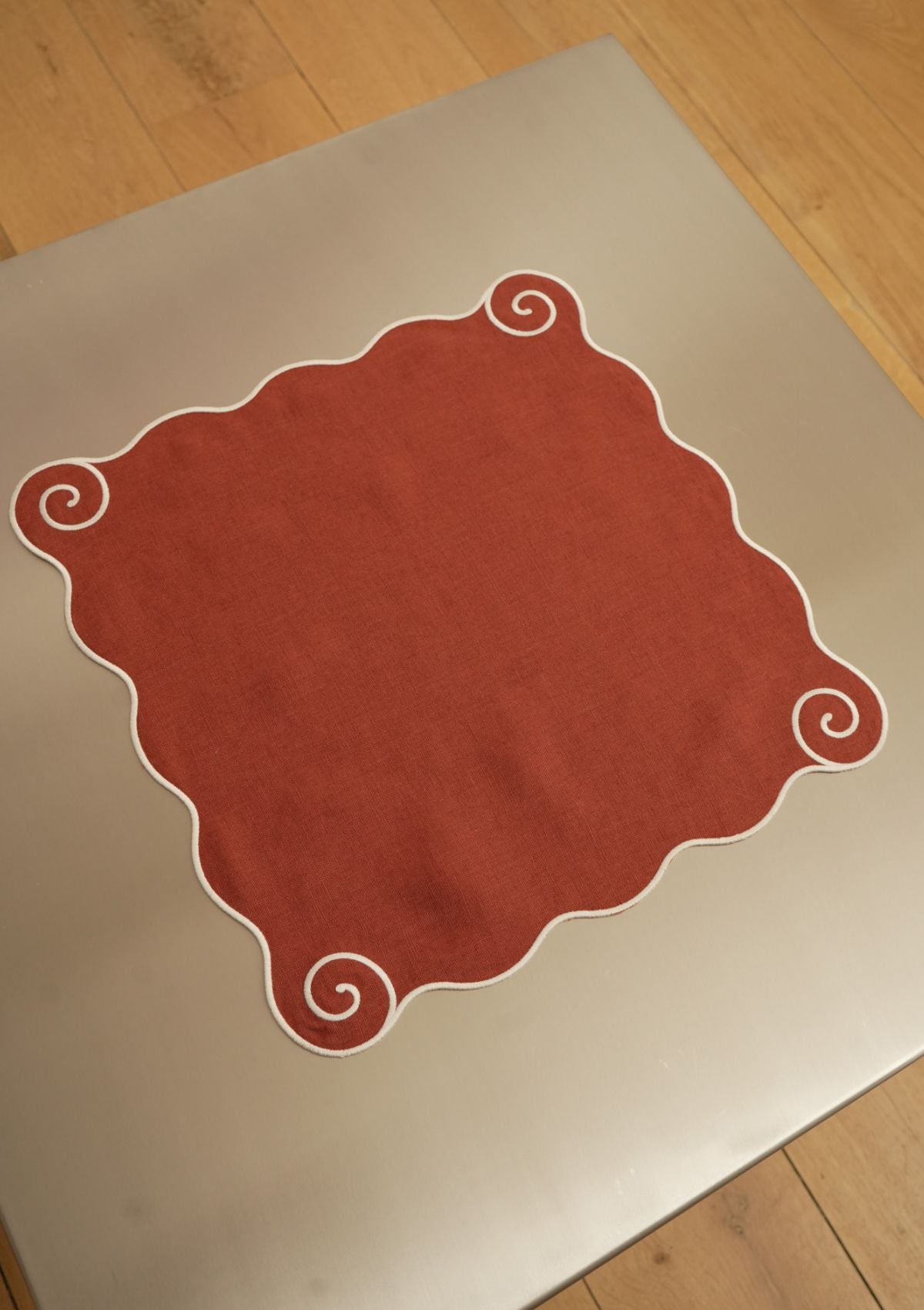 Volute Tomette & White Linen Napkin