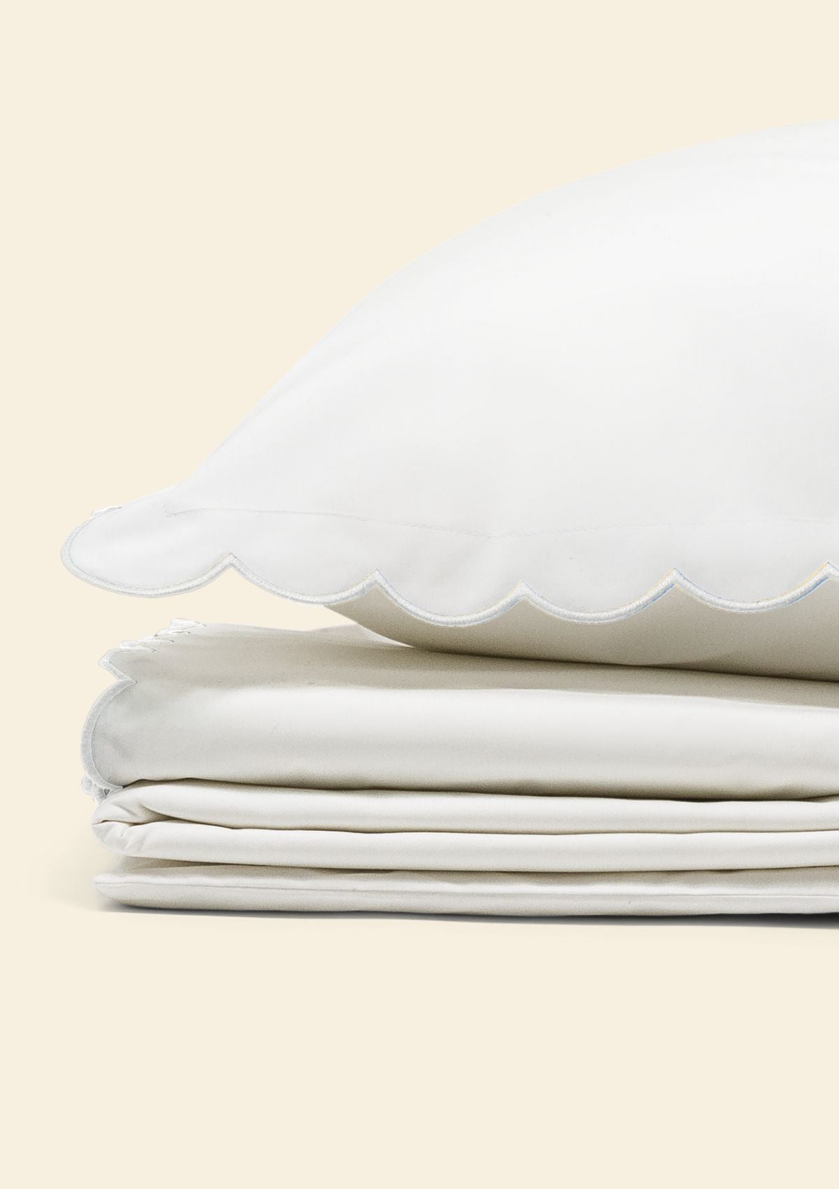 The scalloped bed set in white cotton percale