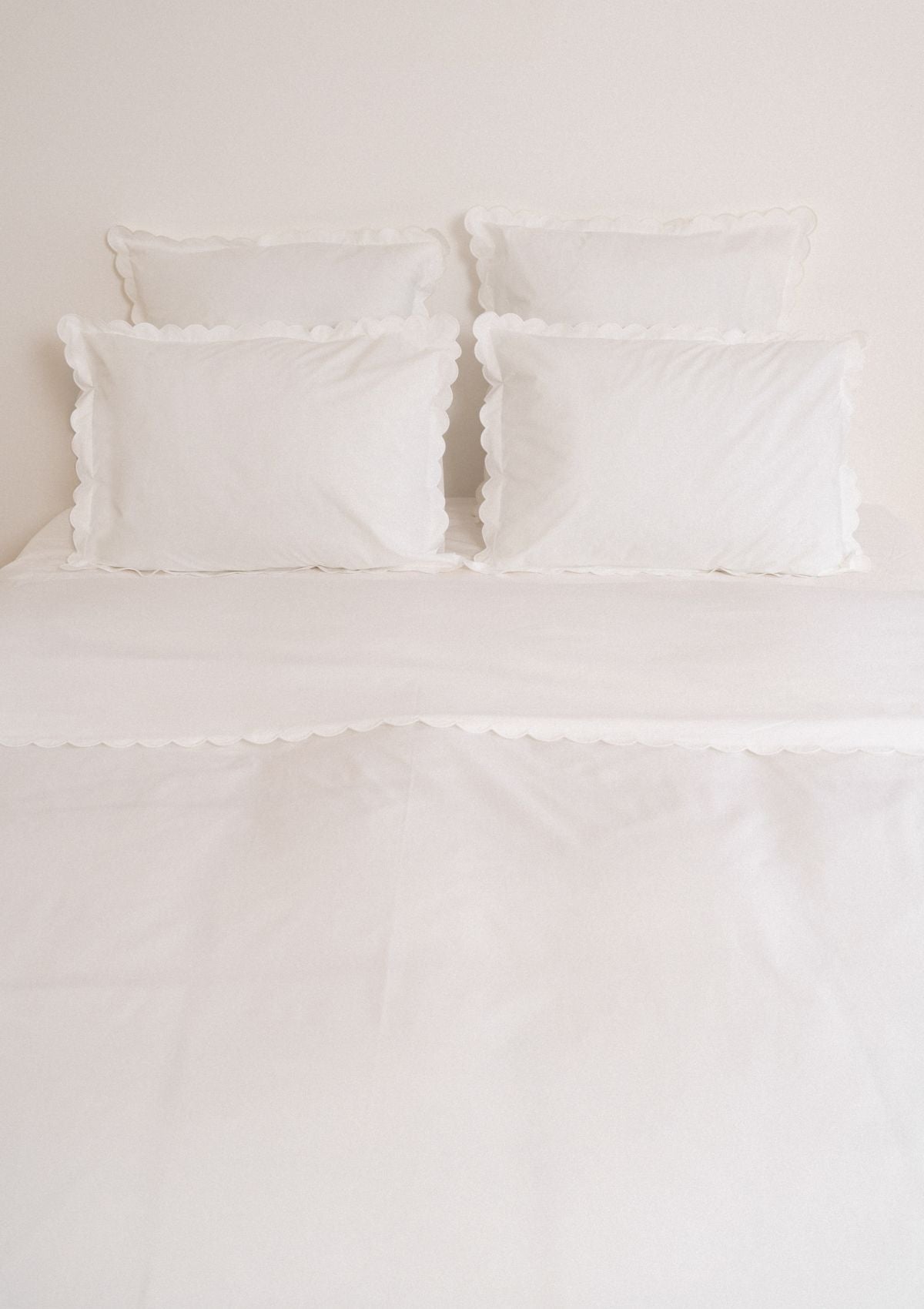 The scalloped duvet cover in white cotton percale