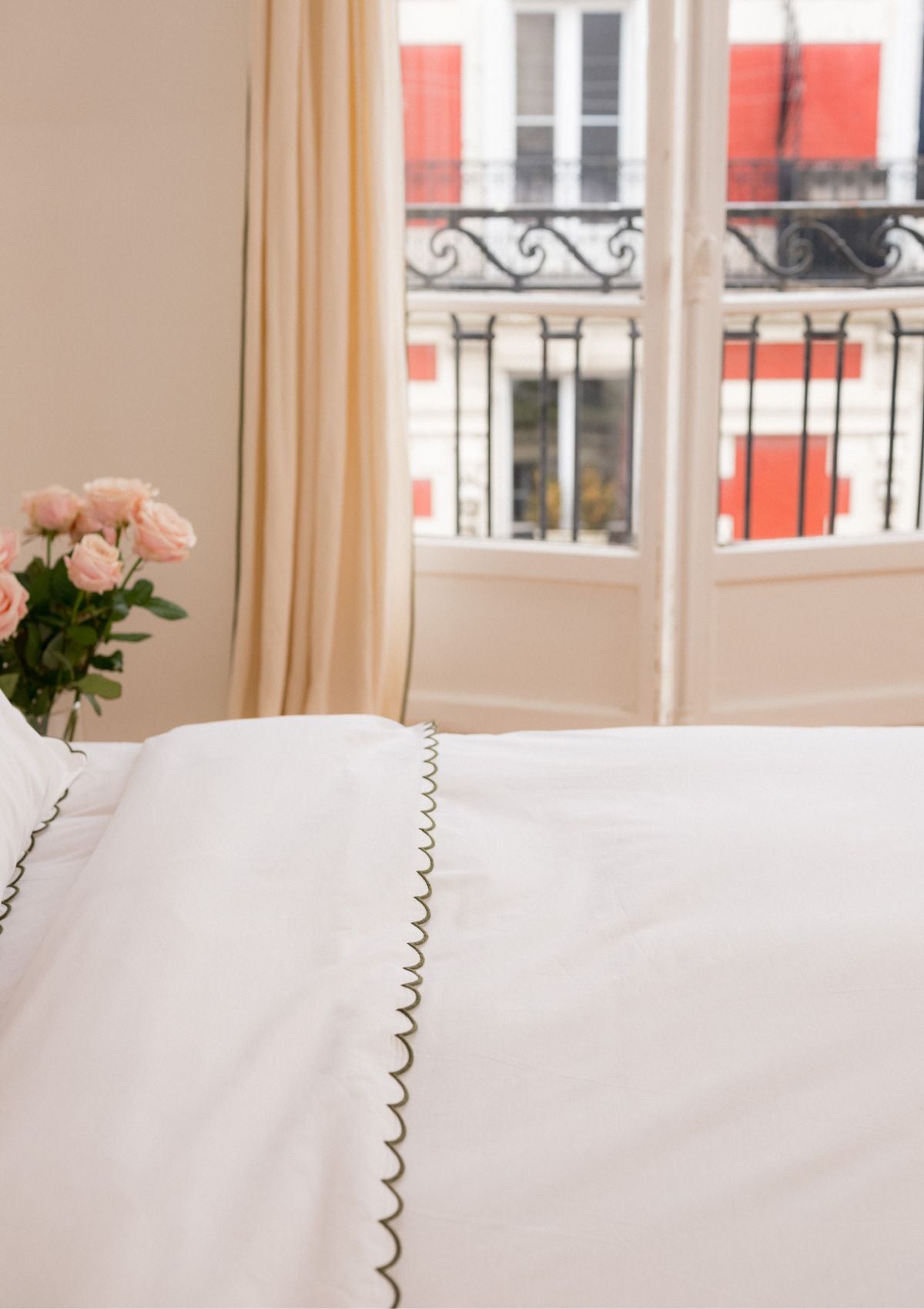 La housse de couette festonnée en percale de coton blanc & vert forêt