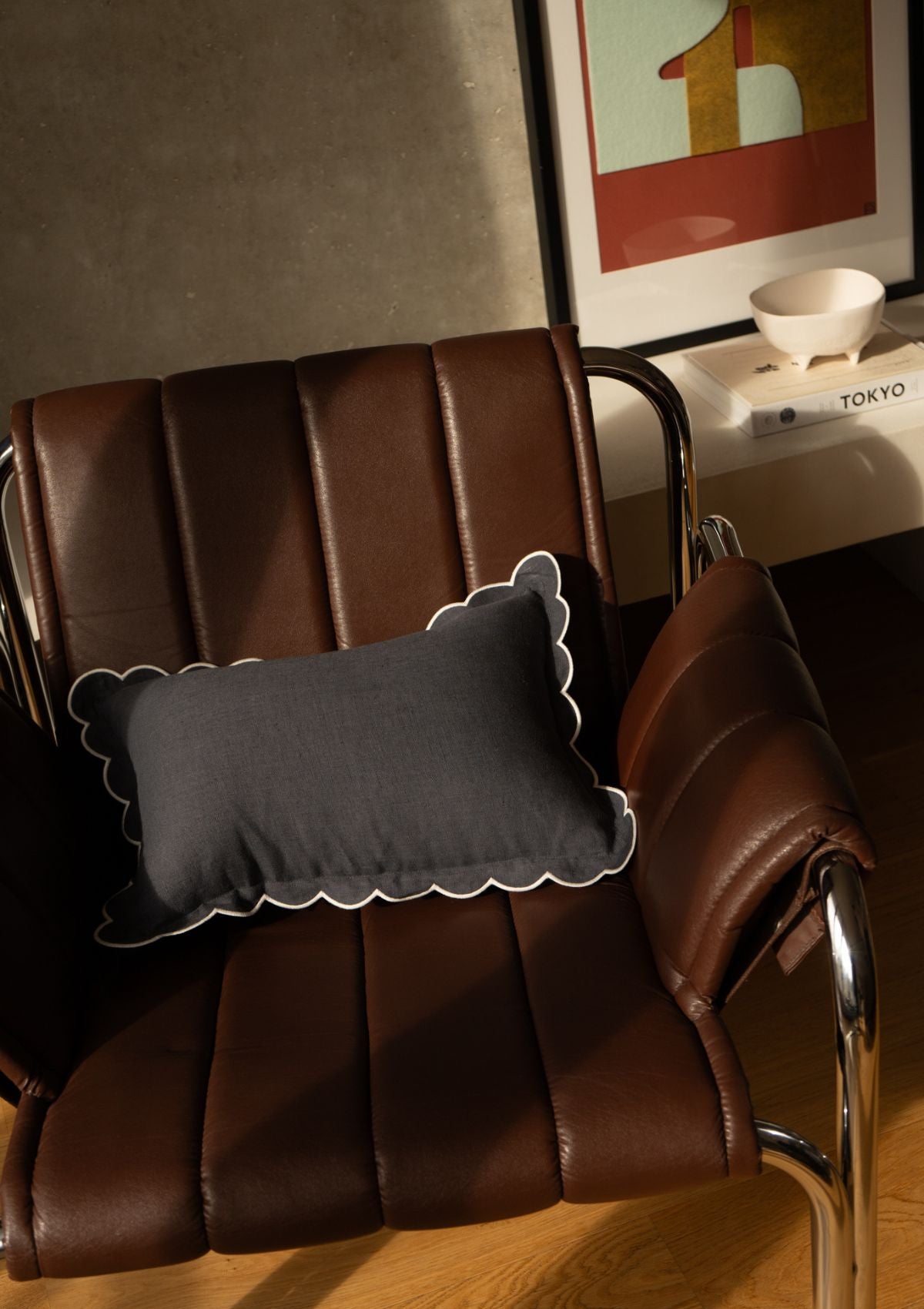 Le coussin rectangulaire en lin festonné Bleu ardoise & Blanc