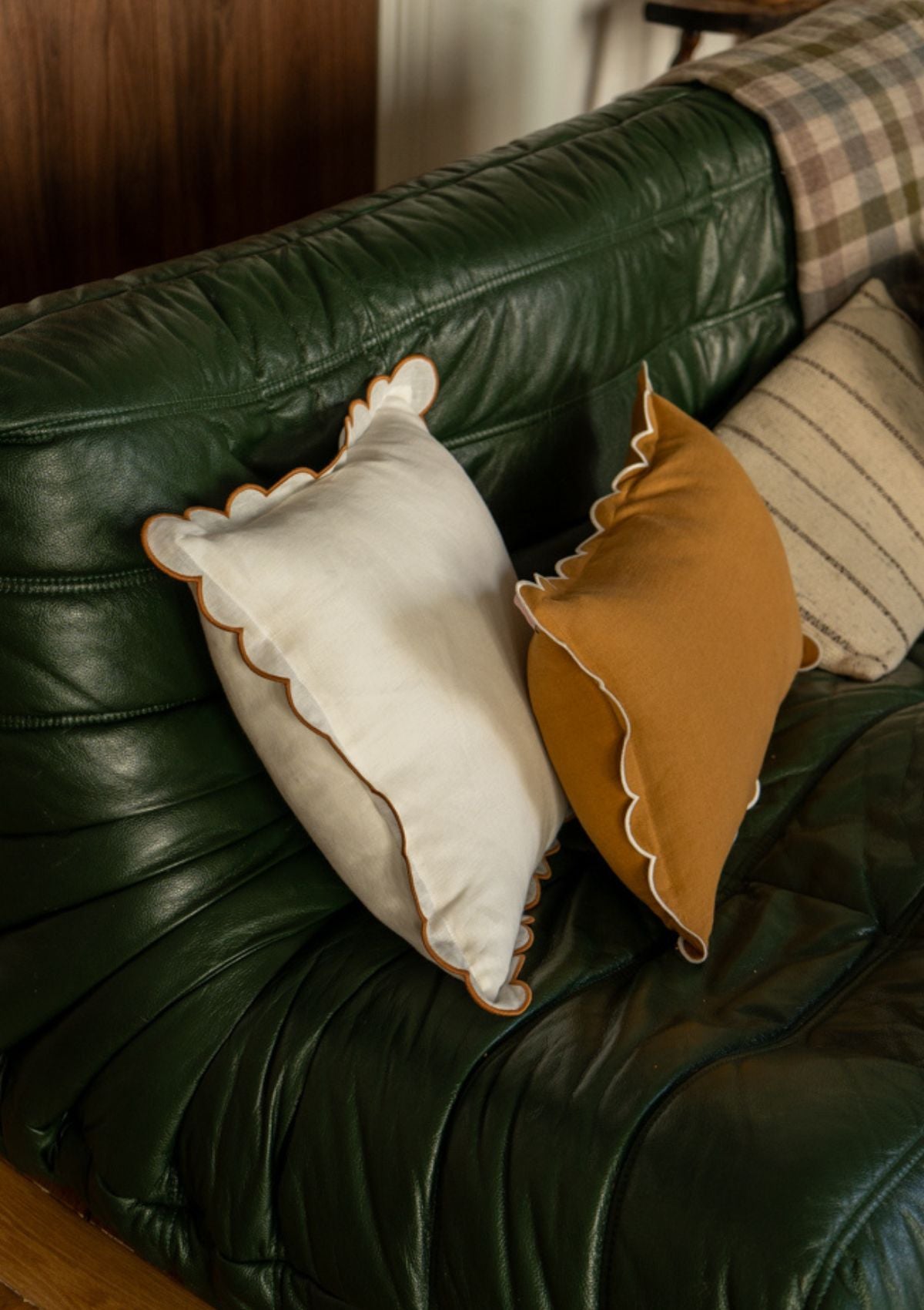 The rectangular scalloped linen cushion Yellow Ocher & White