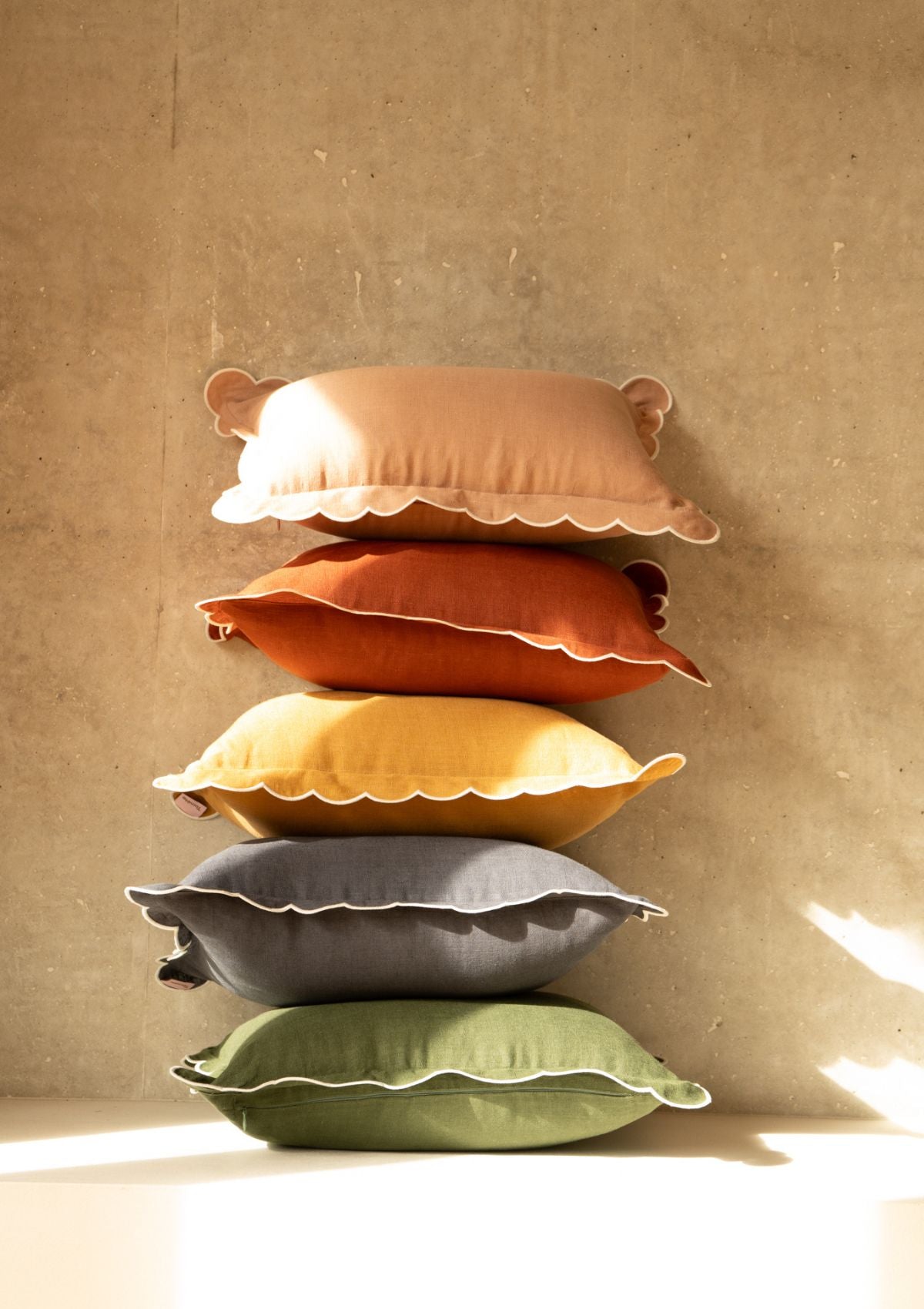 Le coussin rectangulaire en lin festonné Rose poudré & Blanc