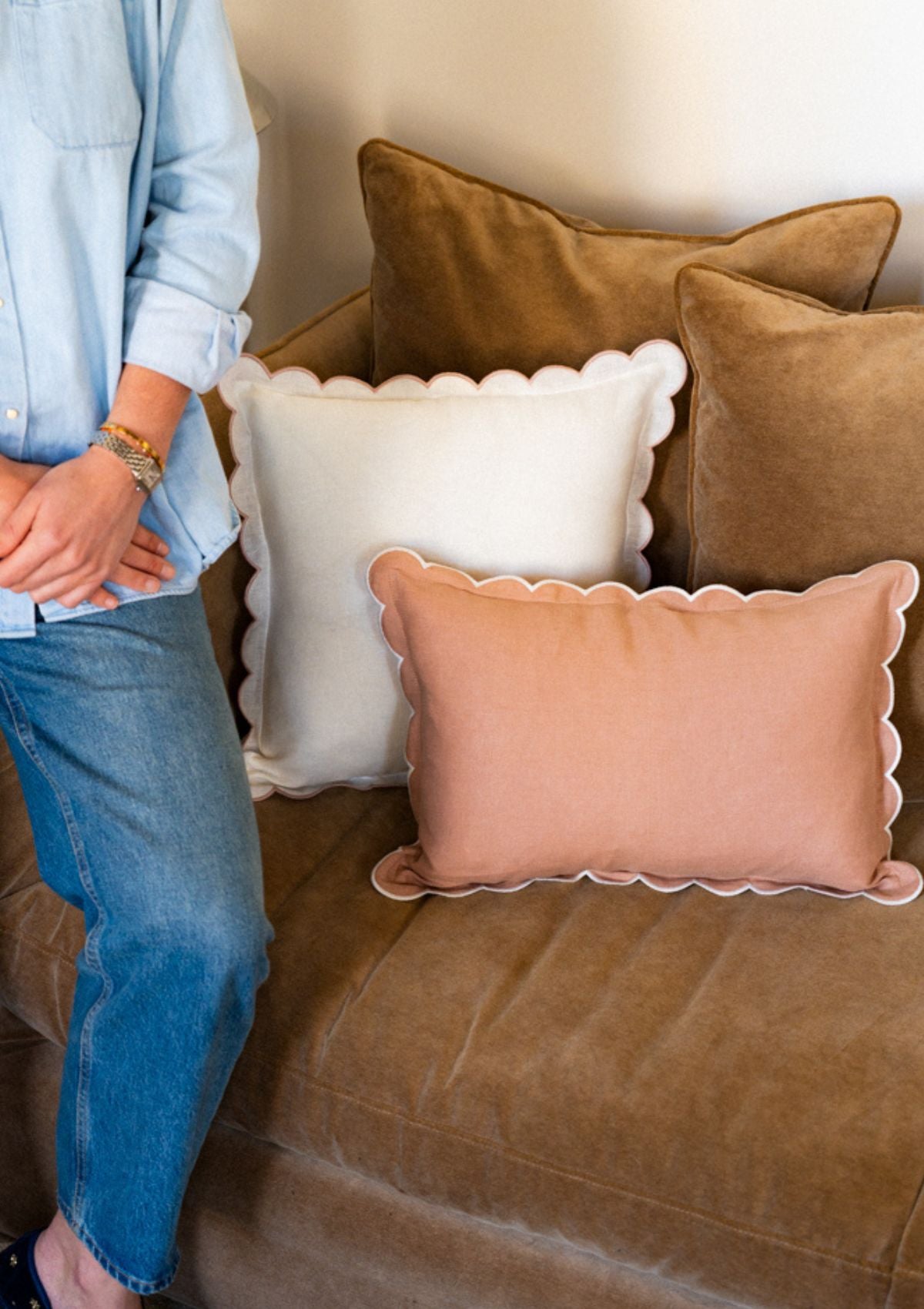 Square scalloped linen cushion White & Powder pink
