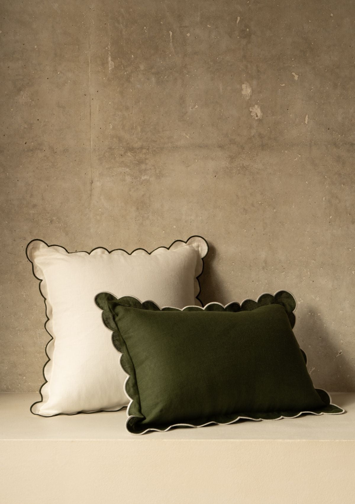 Rectangular scalloped linen cushion Forest green & White
