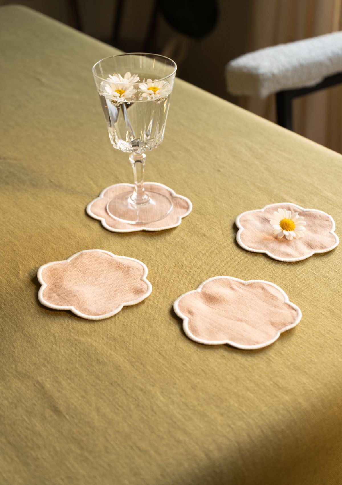 Les dessous de verre festonnés en lin Rose poudré & Blanc (lot de 4)