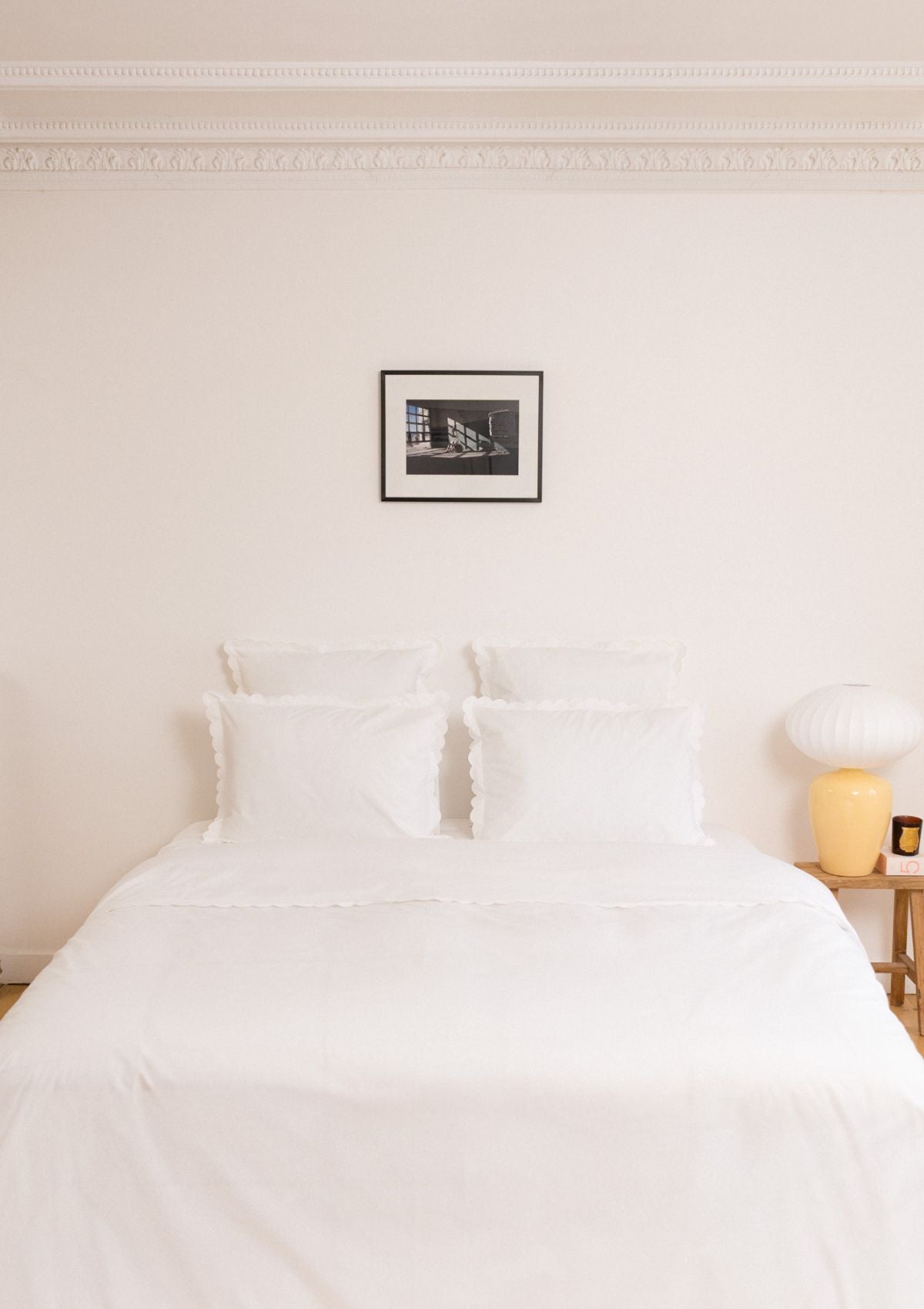 Le drap housse en percale de coton blanc