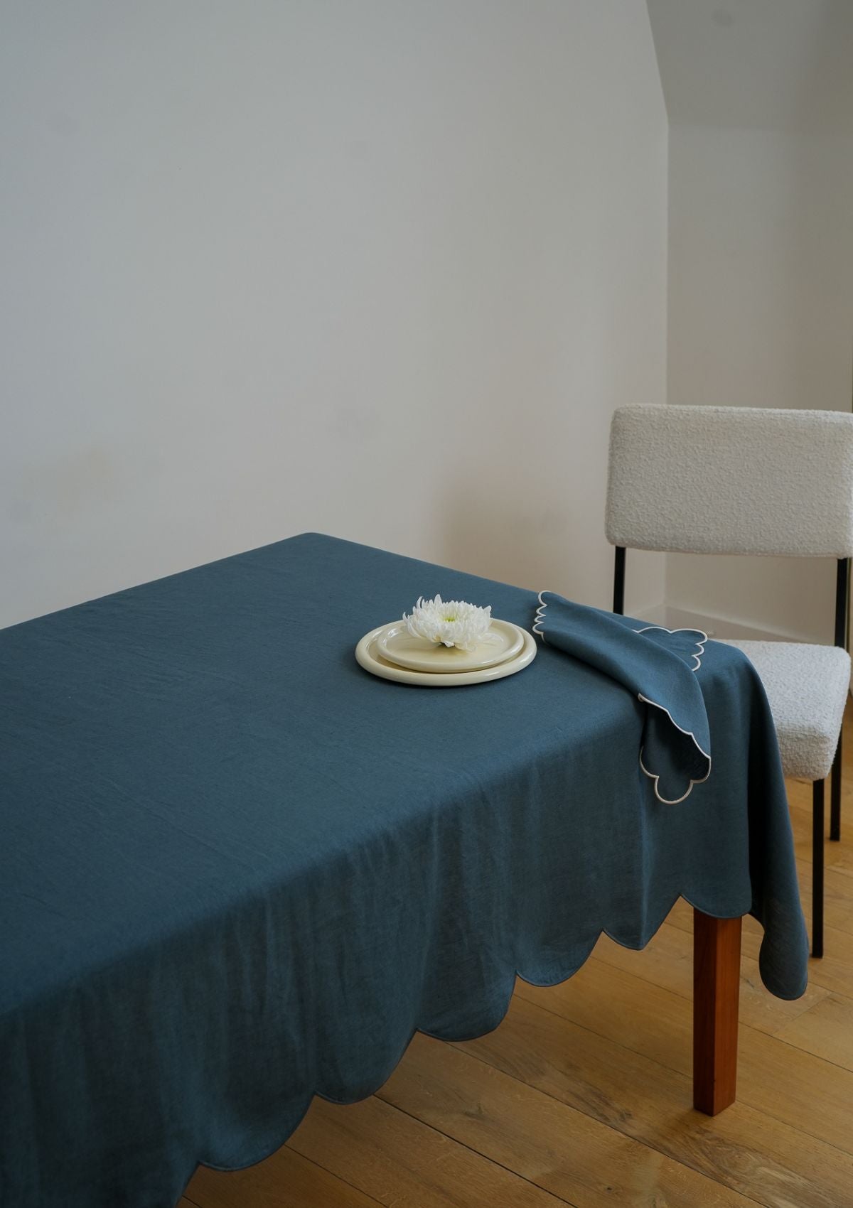 La nappe festonnée en lin Bleu paon