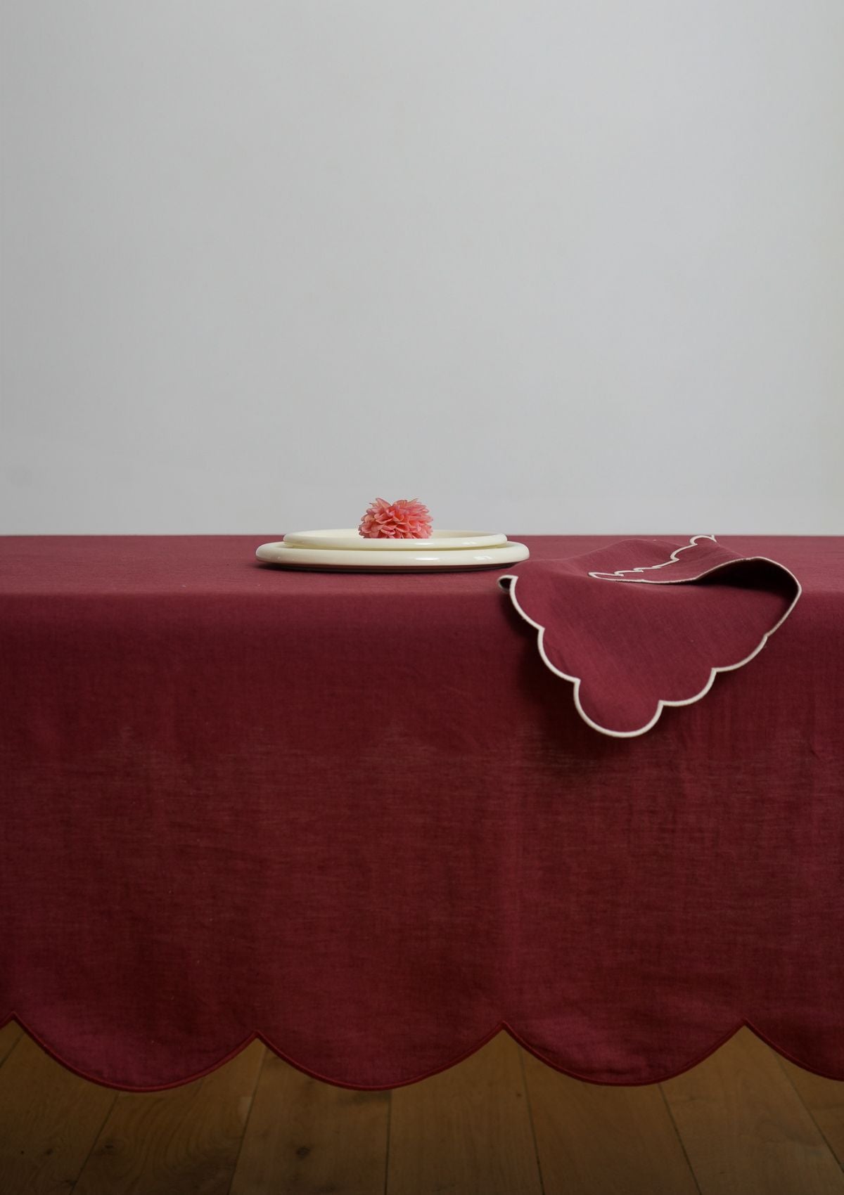 The Bordeaux scalloped linen tablecloth
