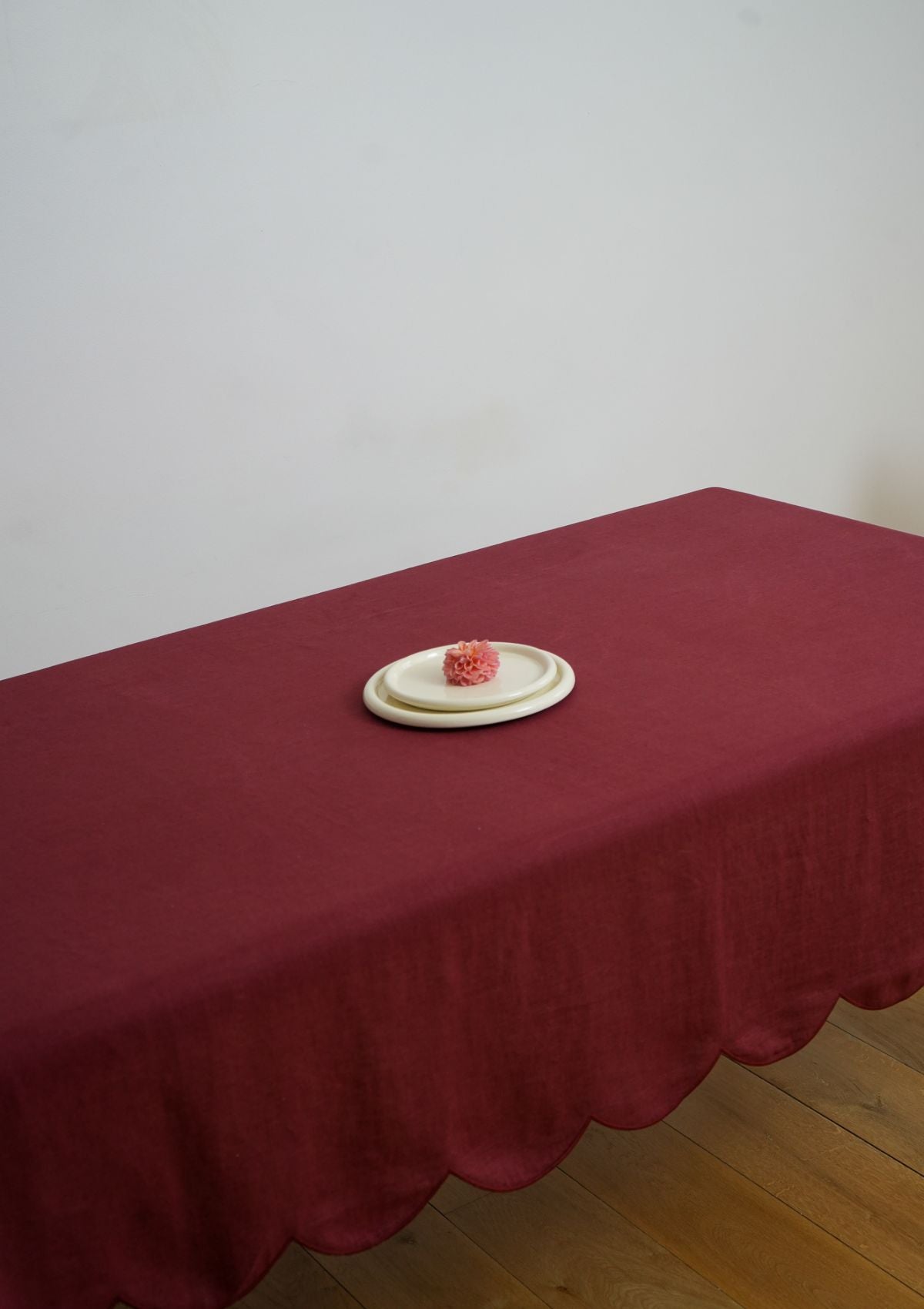 The Bordeaux scalloped linen tablecloth