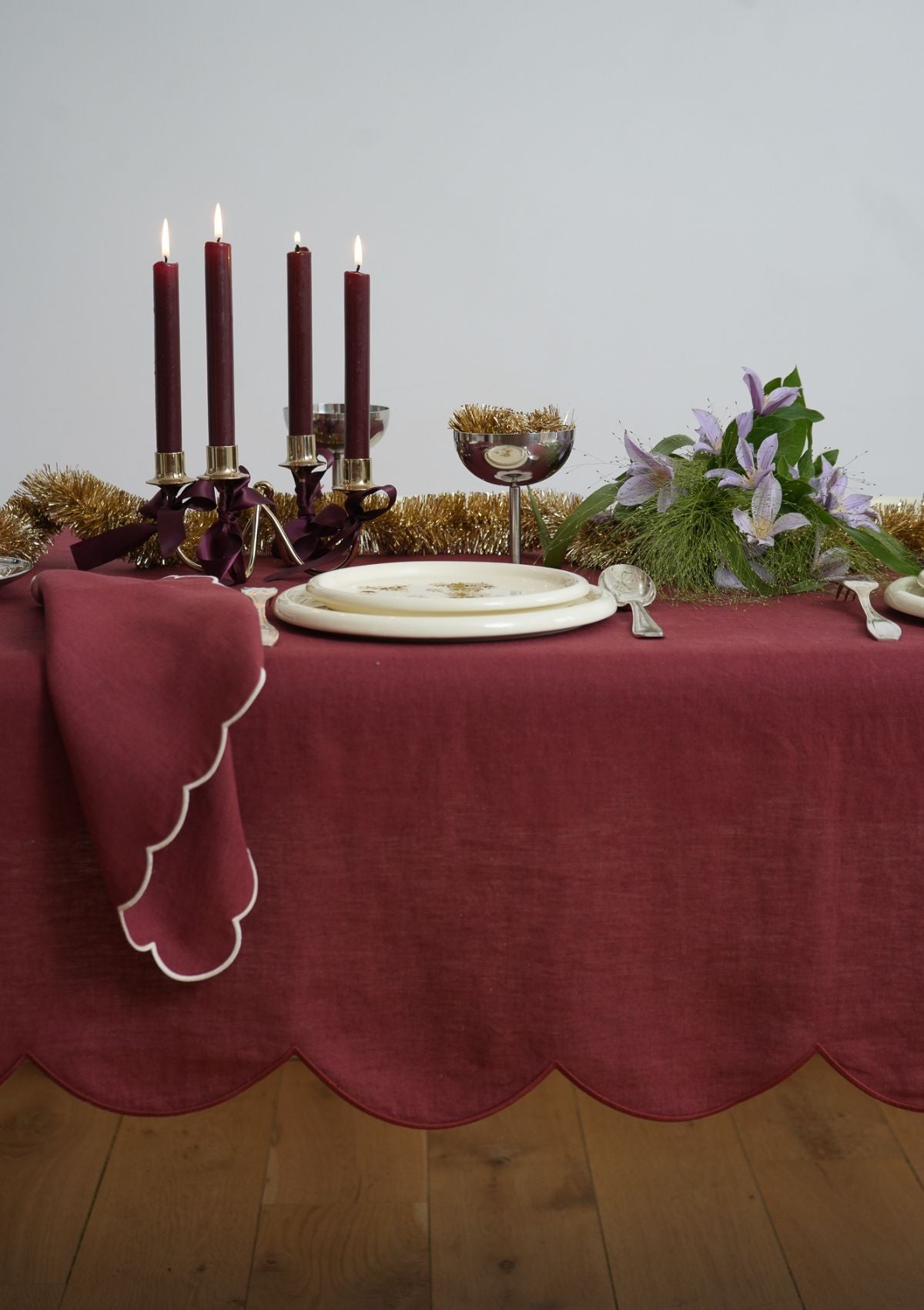 La nappe festonnée en lin Bordeaux