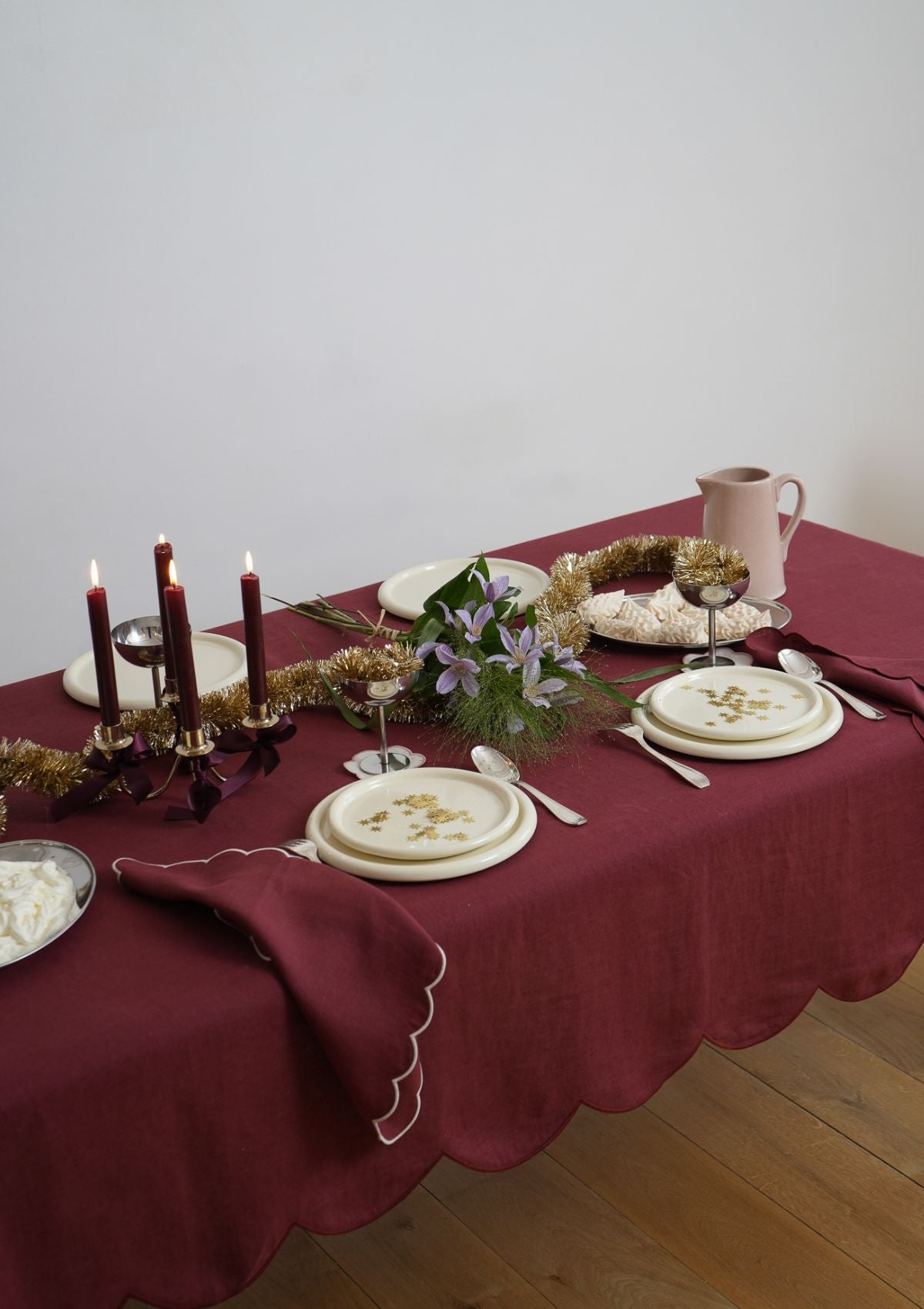 The Bordeaux scalloped linen tablecloth