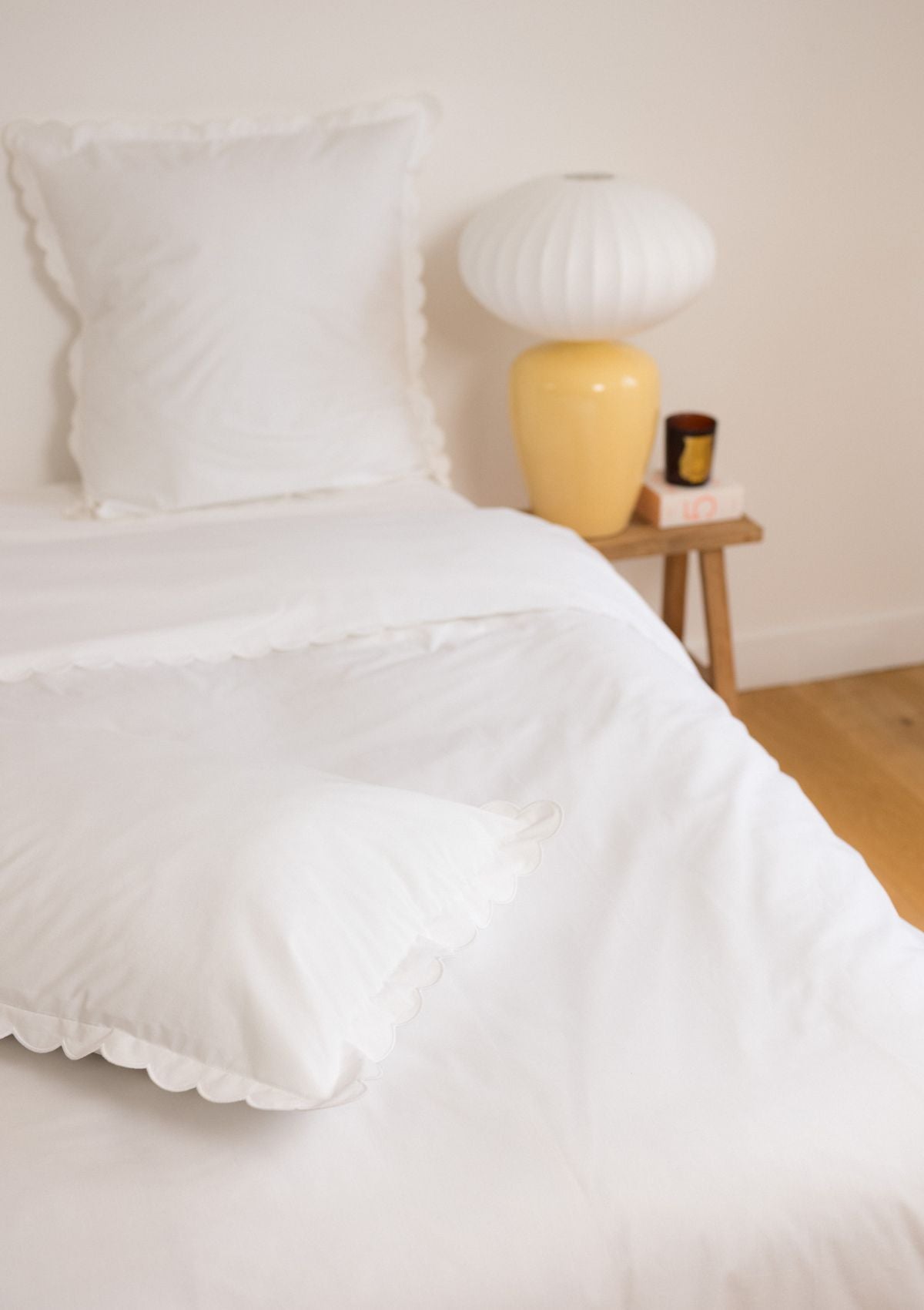La parure de lit festonnée en percale de coton blanc