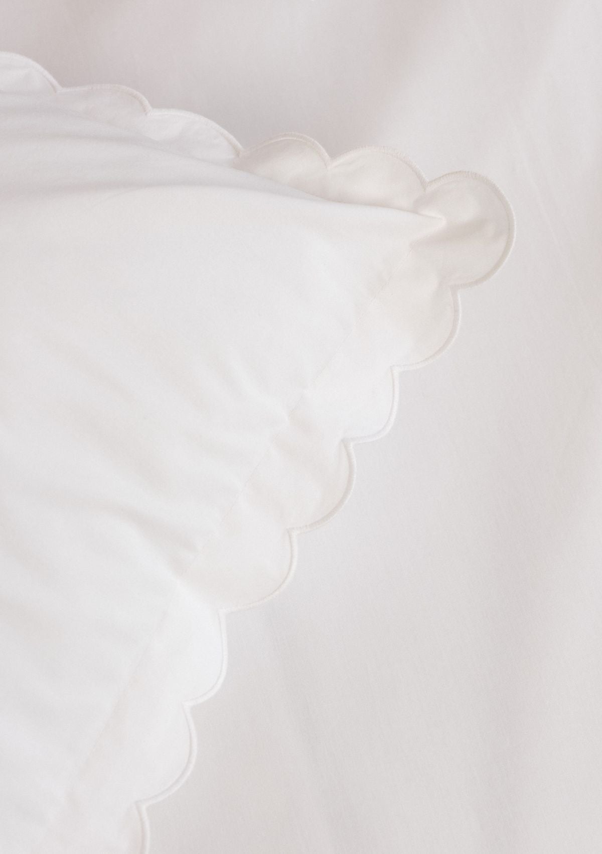 Les taies d'oreiller festonnées en percale de coton blanc (lot de 2)