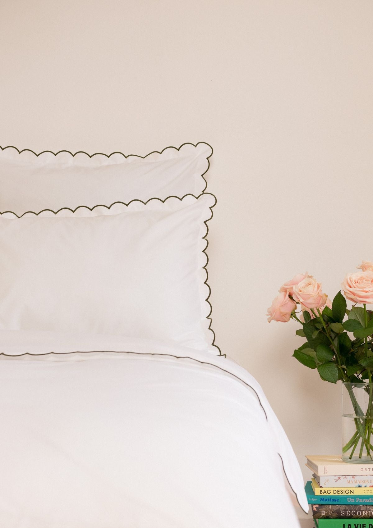 Scalloped pillowcases in white and forest green cotton percale (set of 2)