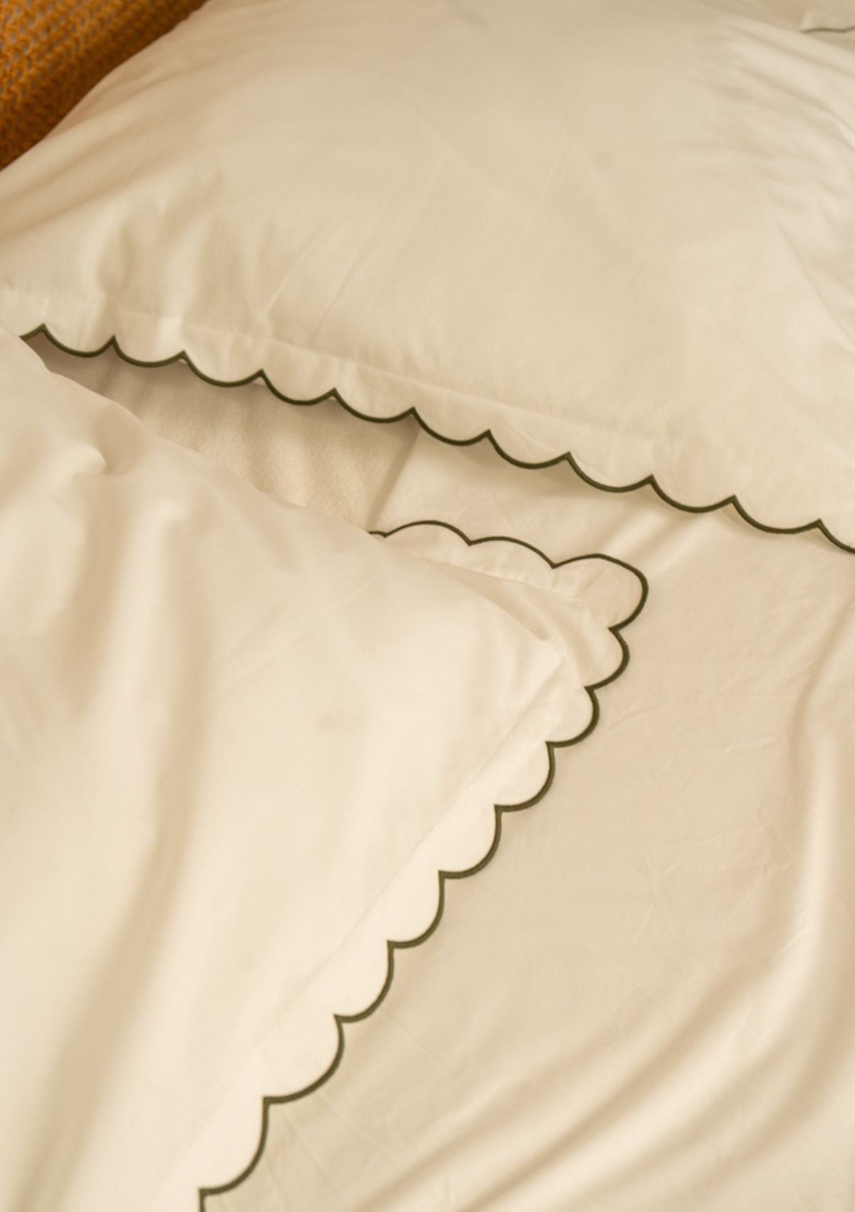 Scalloped pillowcases in white and forest green cotton percale (set of 2)