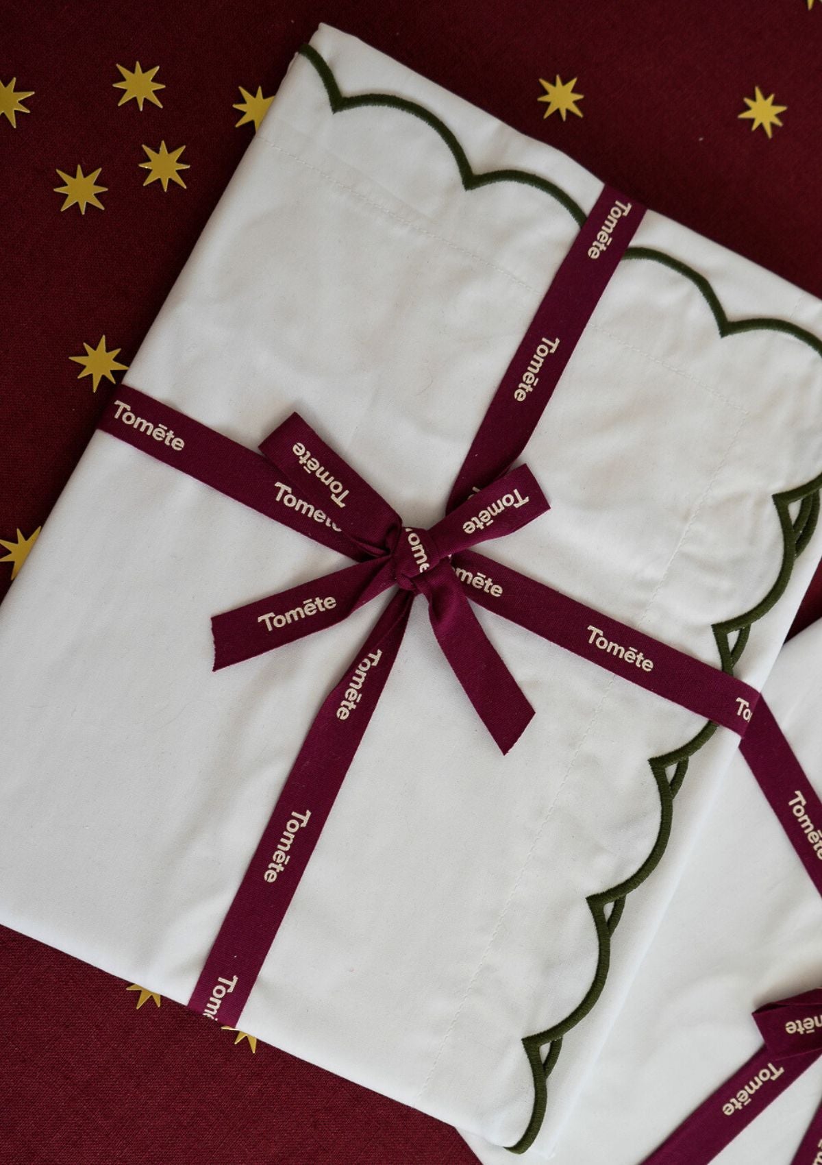 Les taies d'oreiller festonnées en percale de coton blanc & vert forêt (lot de 2)