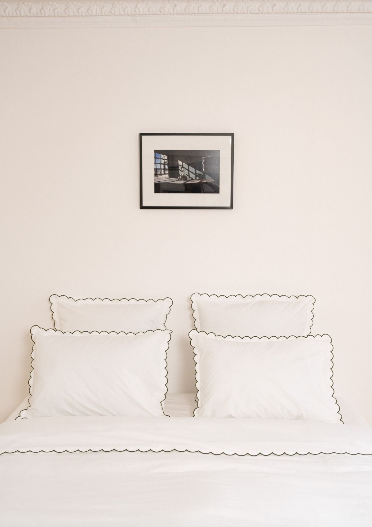 Scalloped pillowcases in white and forest green cotton percale (set of 2)