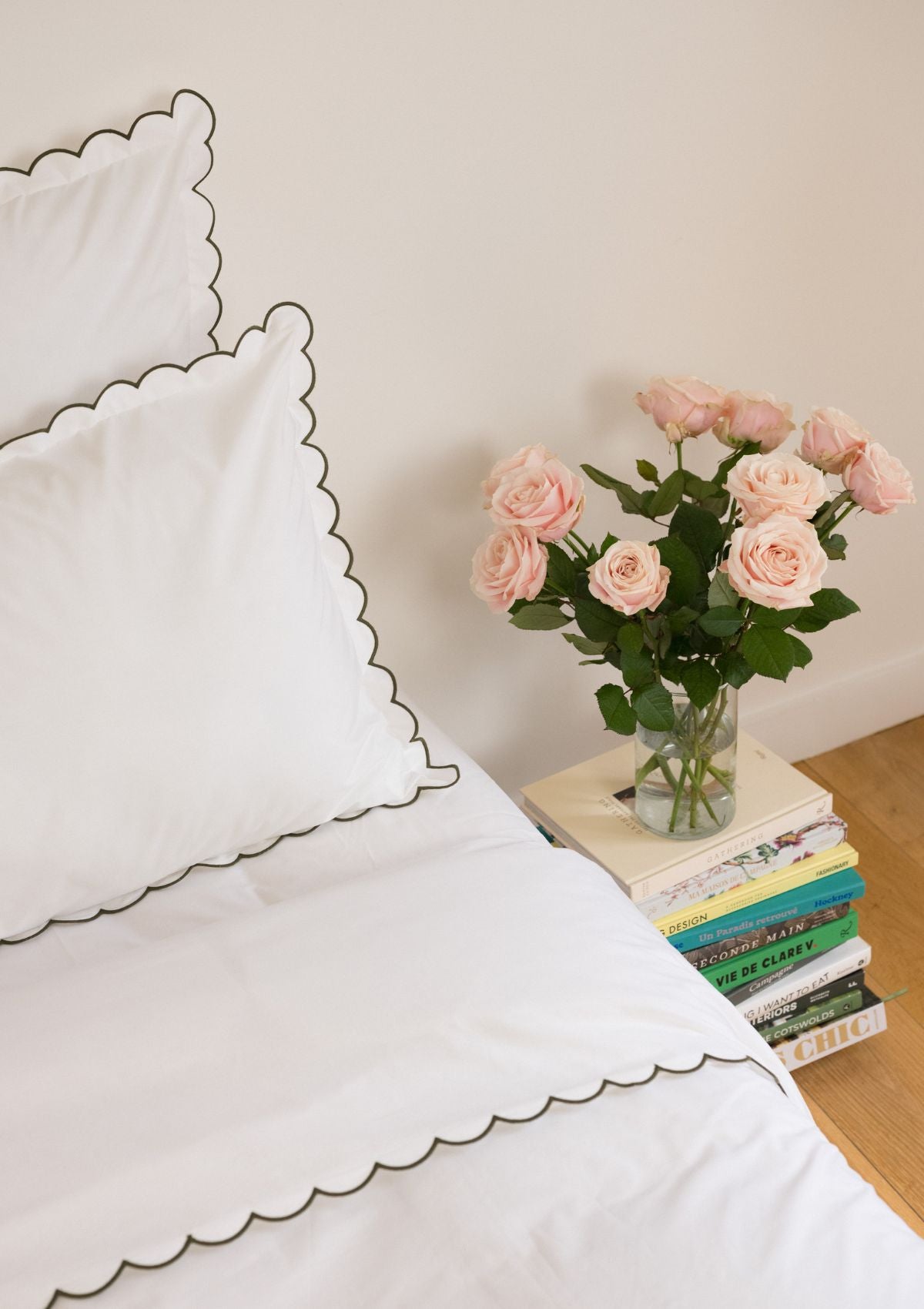 Scalloped pillowcases in white and forest green cotton percale (set of 2)