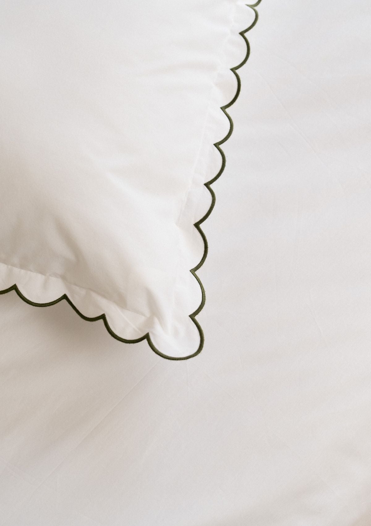 The scalloped bed set in white and forest green cotton percale