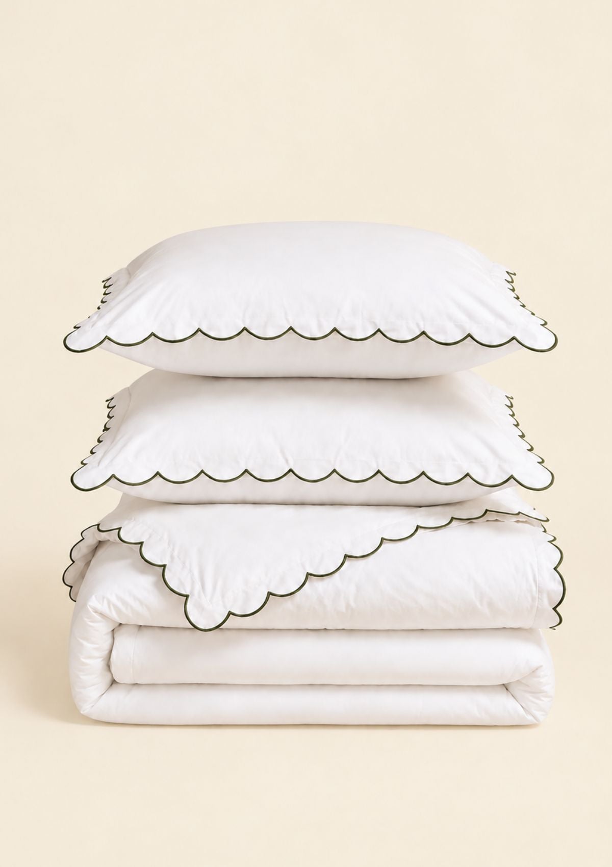 La parure de lit festonnée en percale de coton blanc & vert forêt