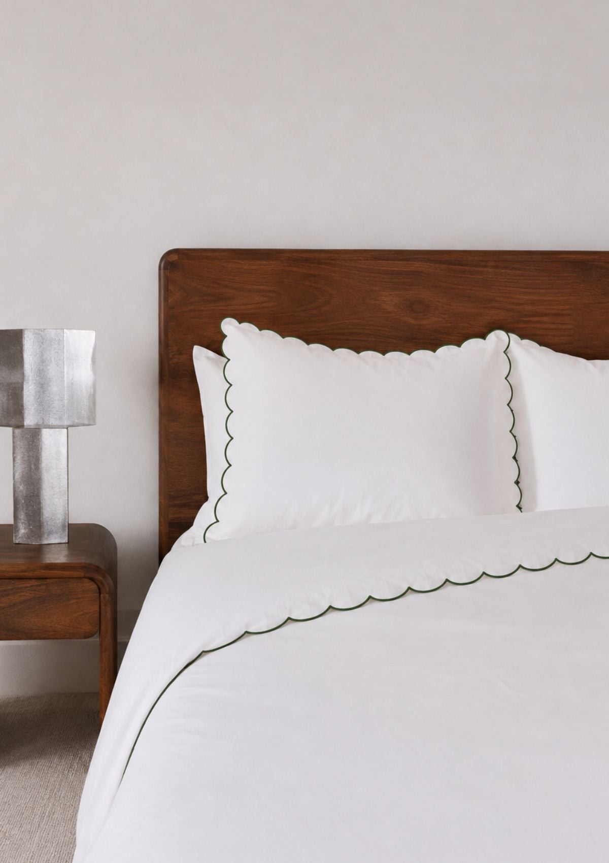 La housse de couette festonnée en percale de coton blanc & vert forêt