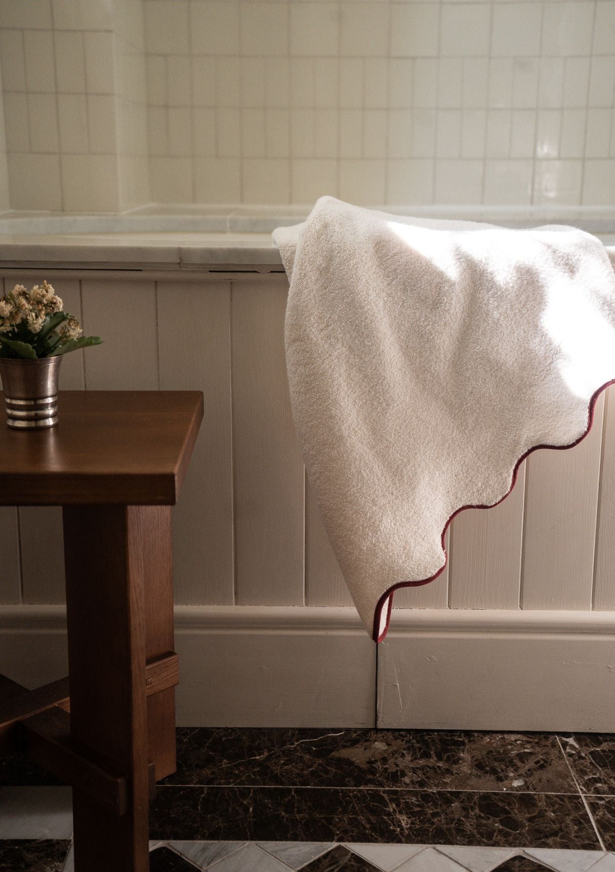 La serviette de bain ondulée en coton ivoire & bordeaux