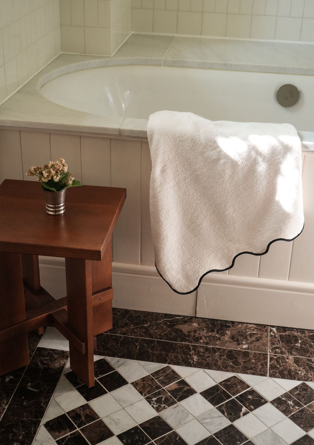 La serviette de bain ondulée en coton ivoire & noir