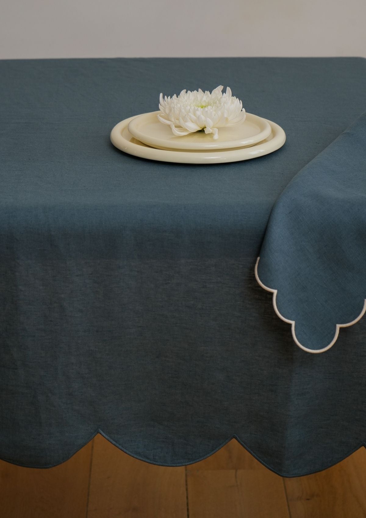 Les serviettes de table festonnées en lin Bleu paon & blanc