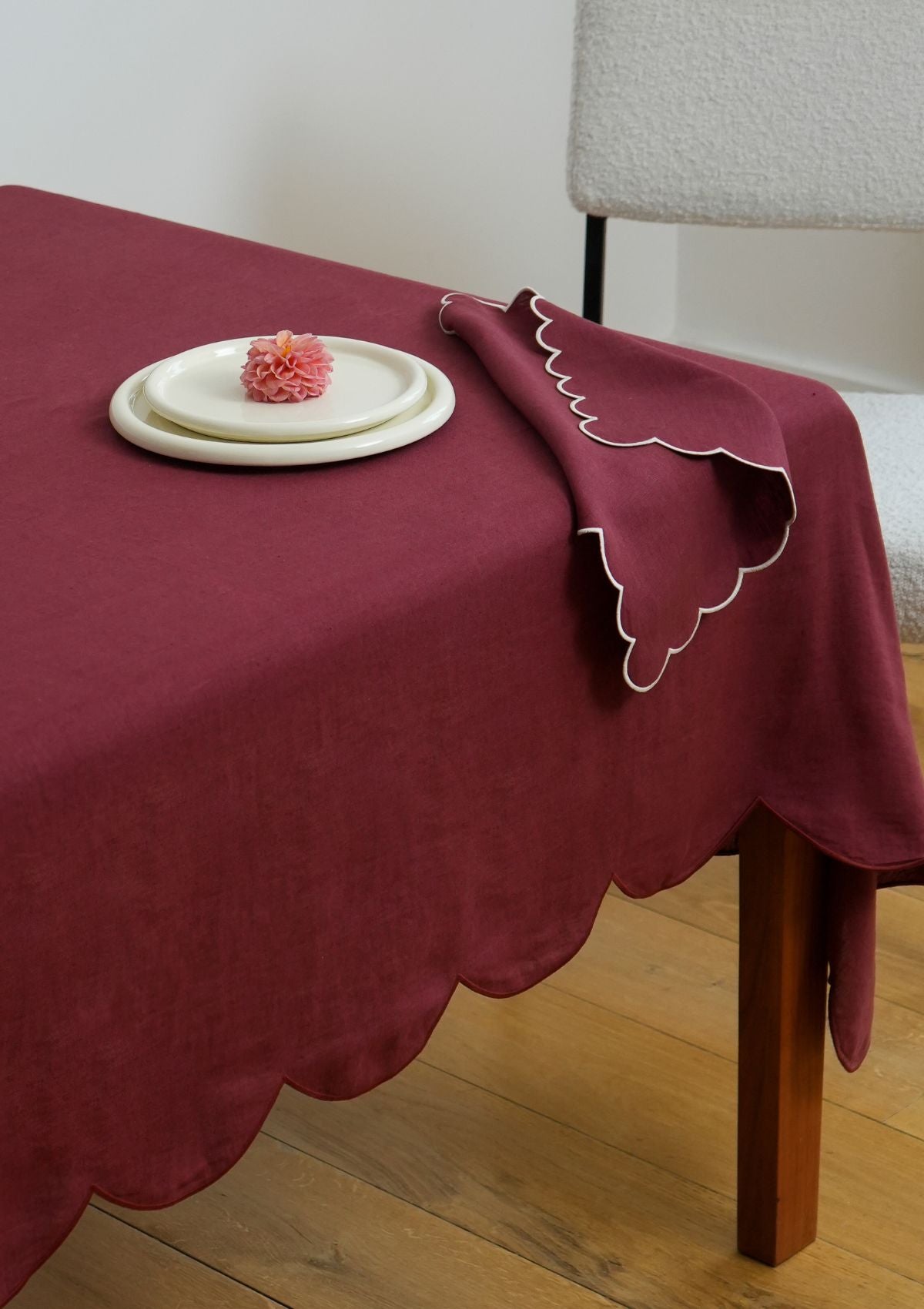 Les serviettes de table festonnées en lin Bordeaux & Blanc