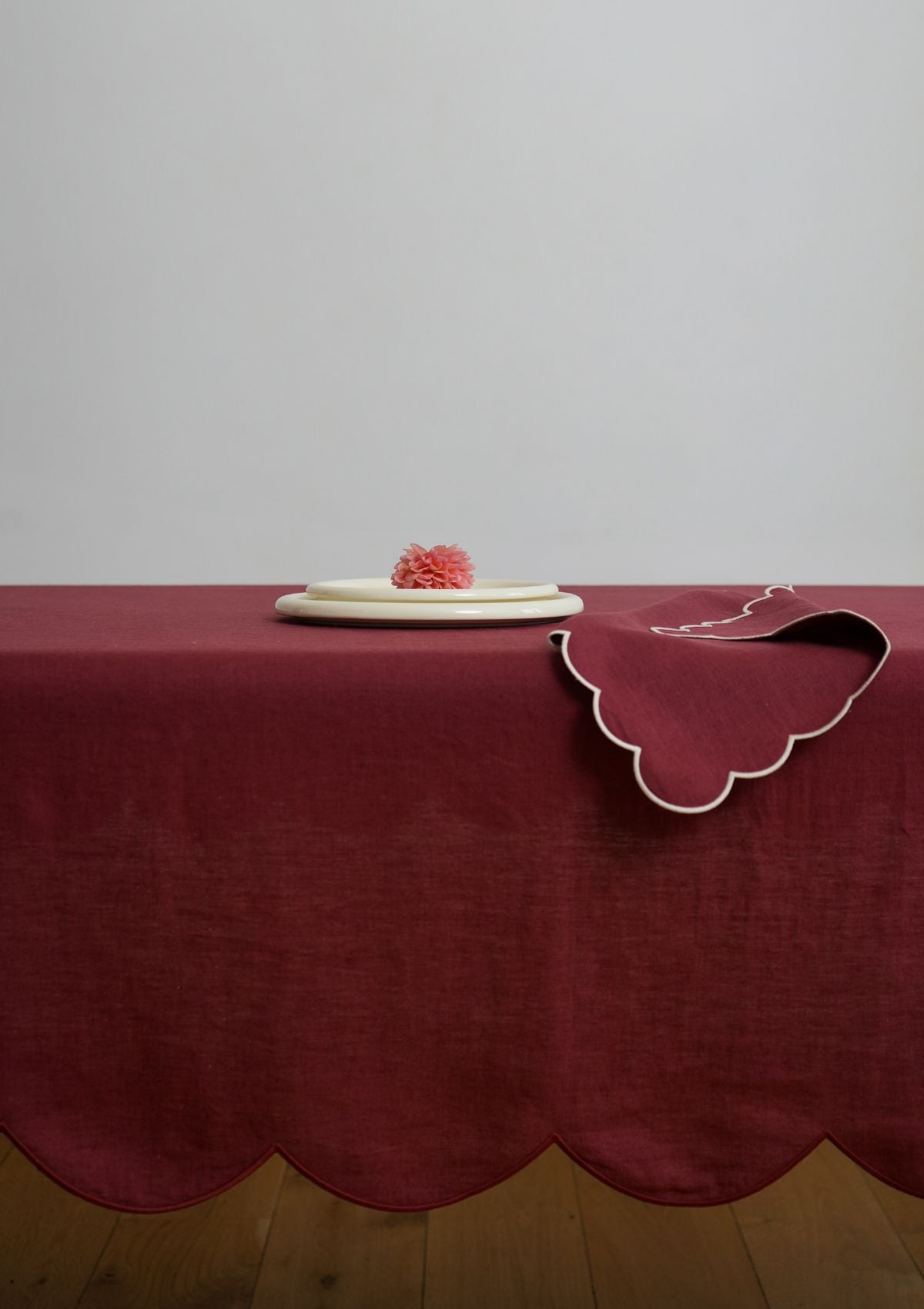 Les serviettes de table festonnées en lin Bordeaux & Blanc