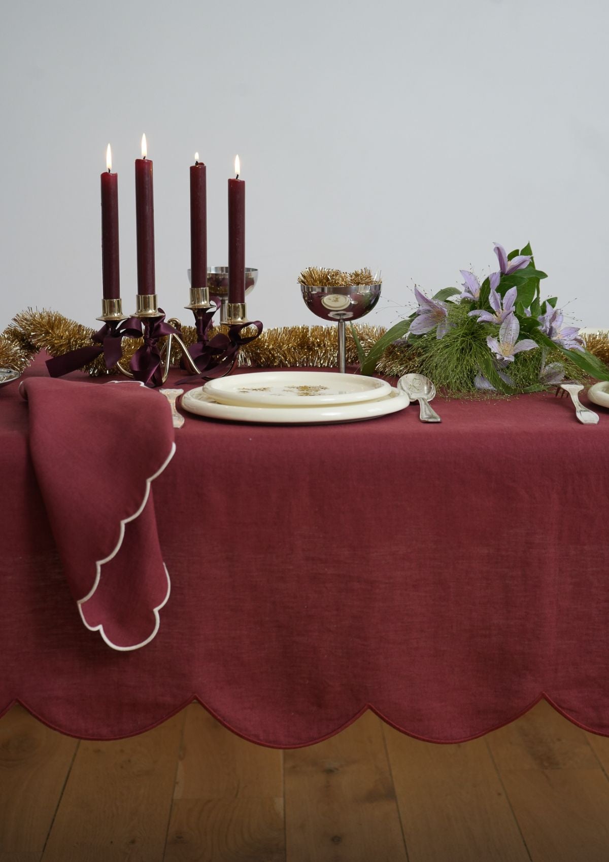 Les serviettes de table festonnées en lin Bordeaux & Blanc