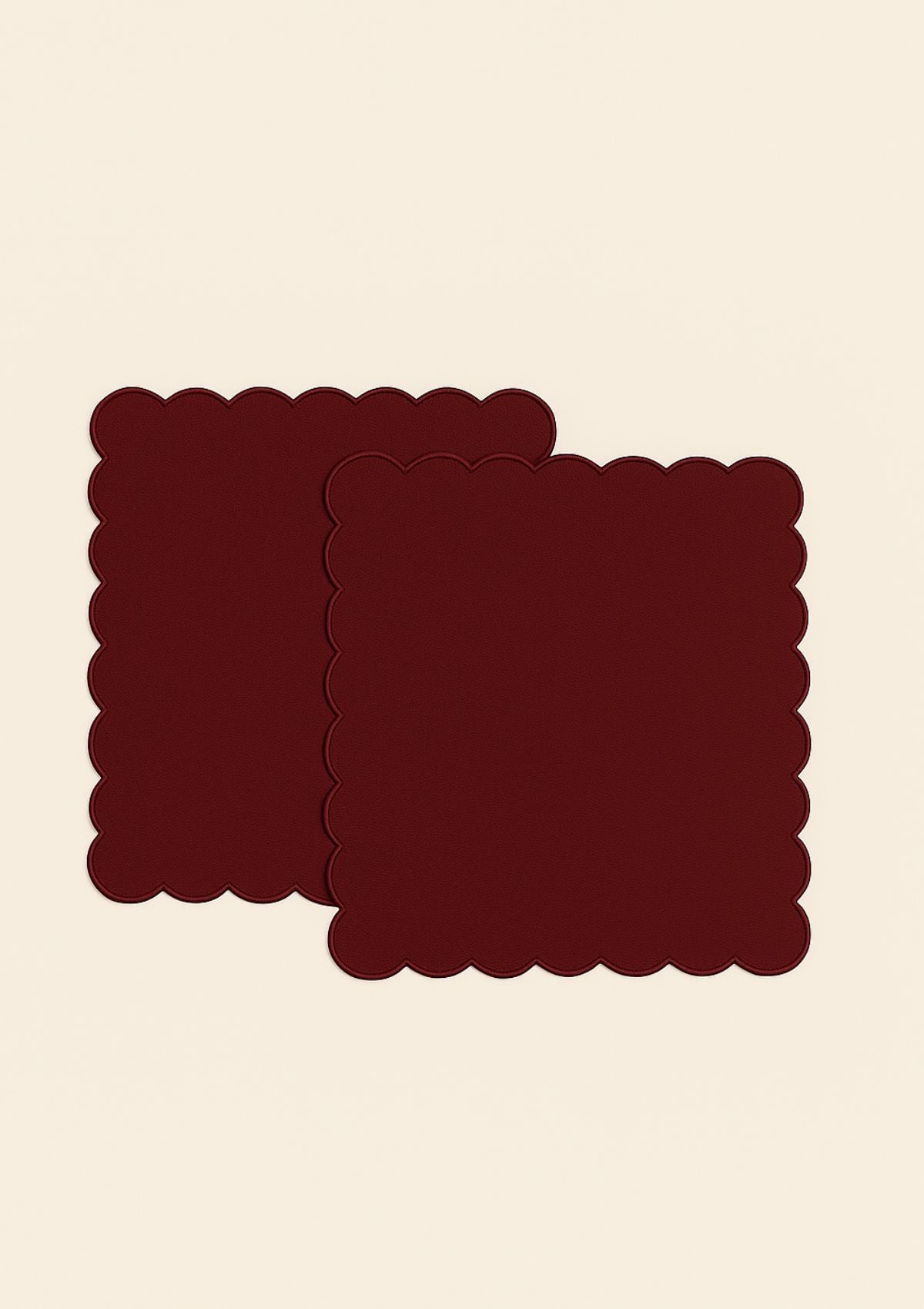 Les serviettes de table festonnées en lin Bordeaux