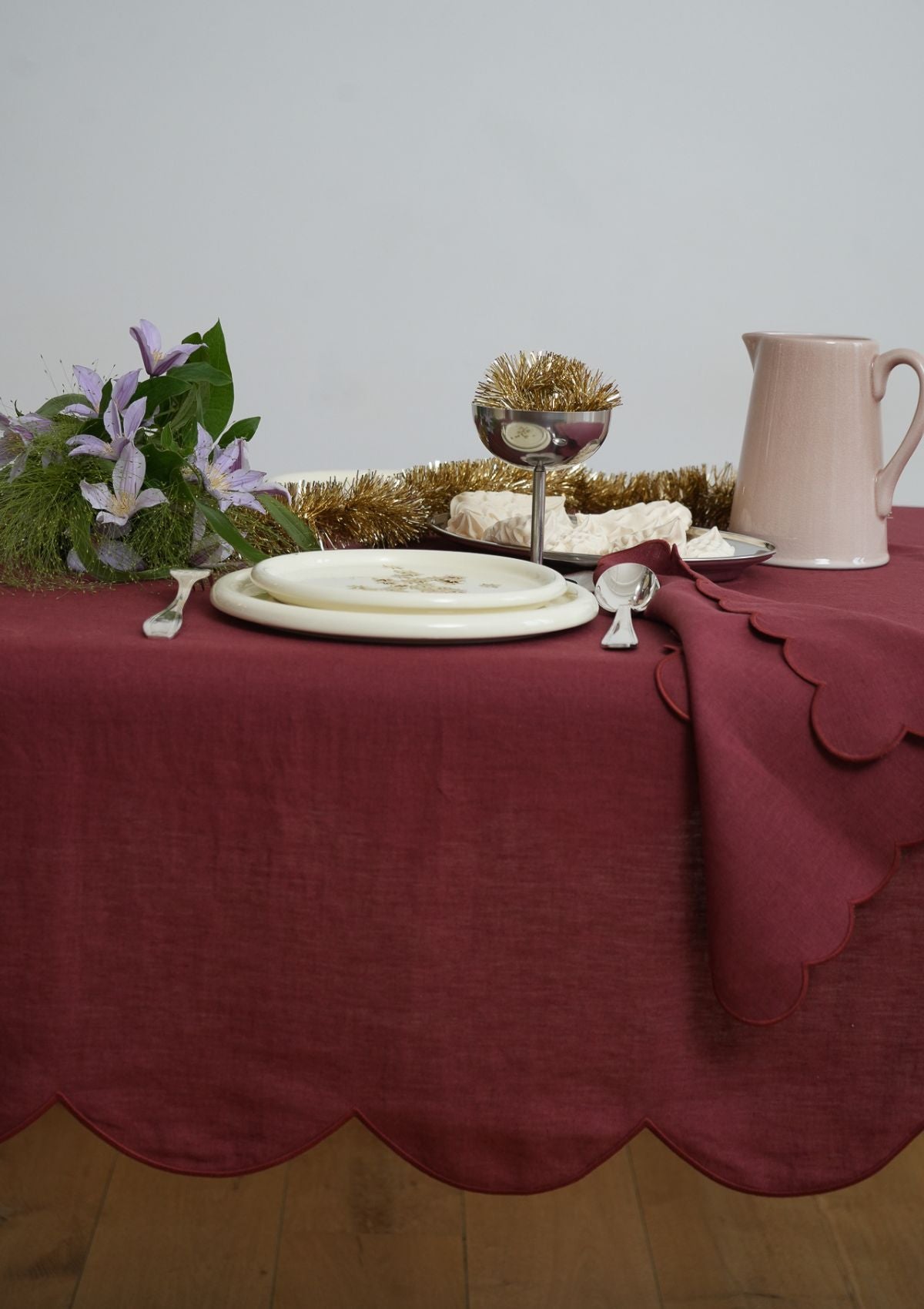 Burgundy scalloped linen napkins (set of 2)
