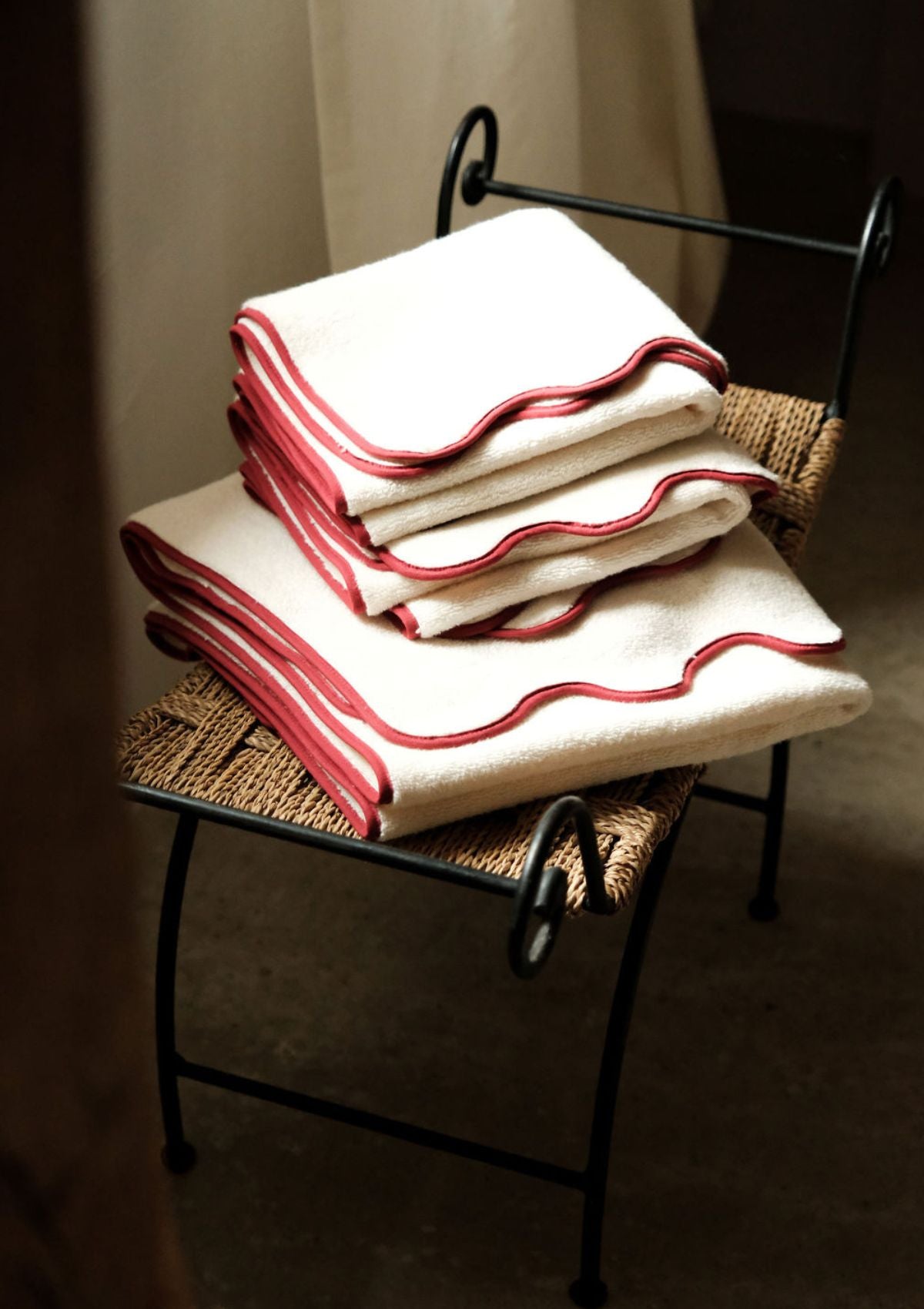 Le drap de bain ondulé en coton ivoire & bordeaux