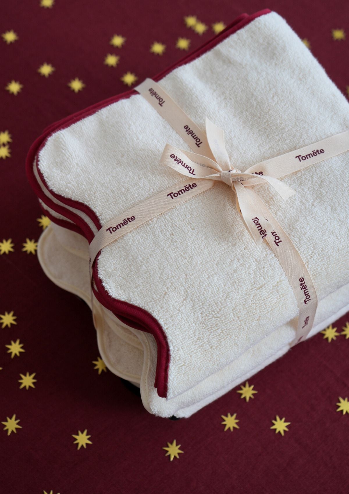 La serviette de toilette ondulée en coton ivoire & bordeaux