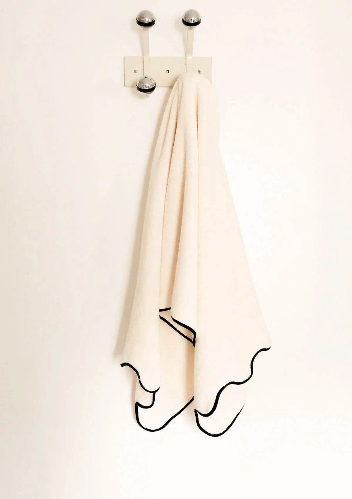 The ivory & black cotton wavy hand towel