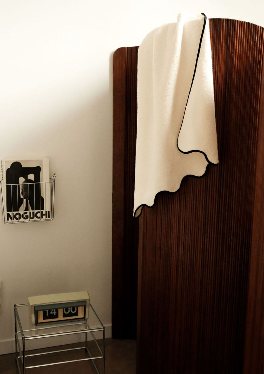 Le drap de bain ondulé en coton ivoire & noir