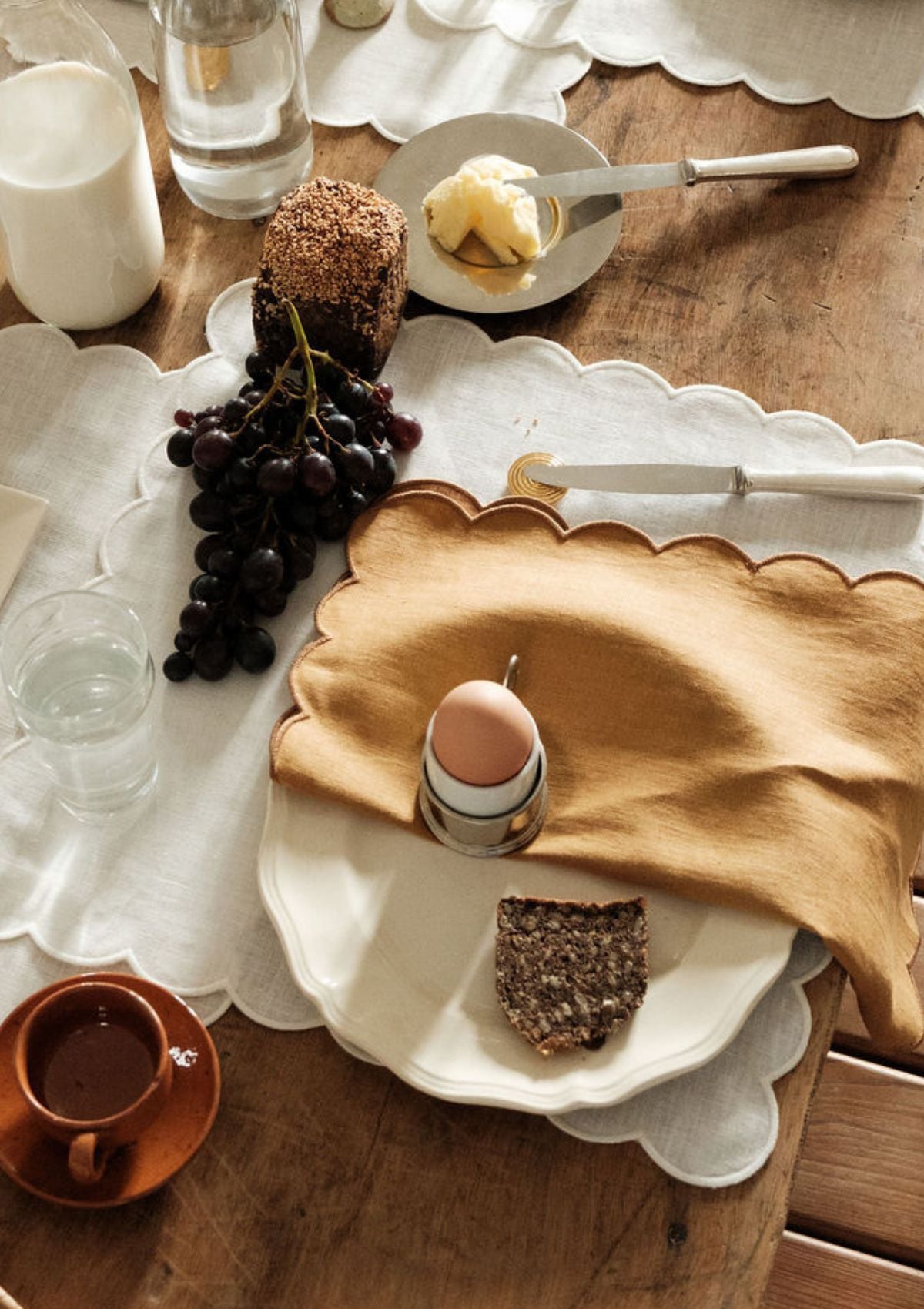 Les serviettes de table festonnées en lin Ocre jaune (lot de 2)