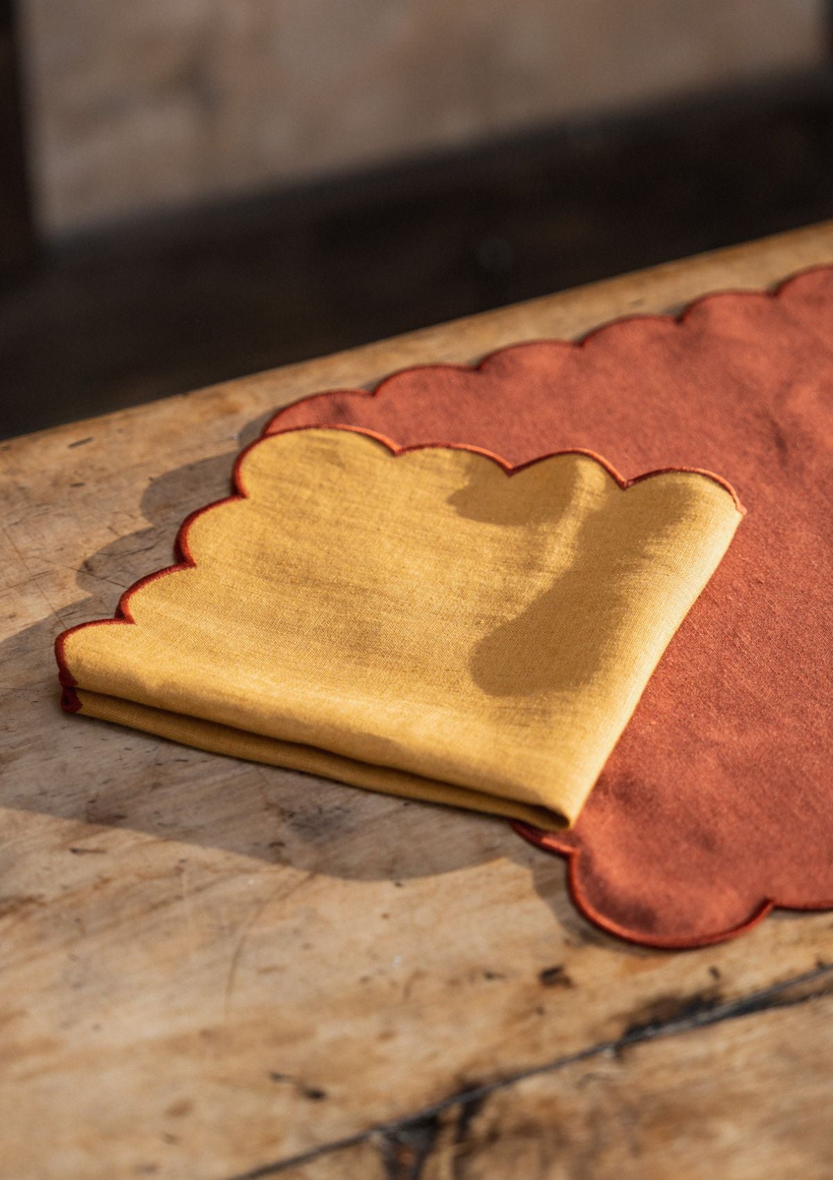 Les serviettes de table festonnées en lin Ocre jaune & Tomette (lot de 2)