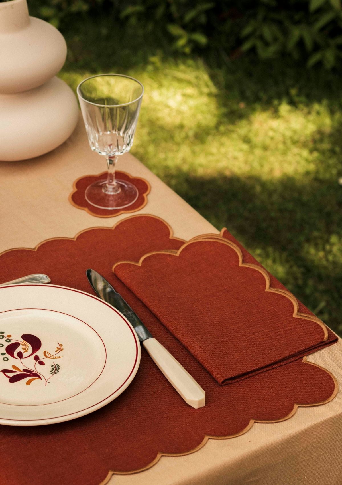 Les serviettes de table festonnées en lin Tomette & Ocre jaune (lot de 2)